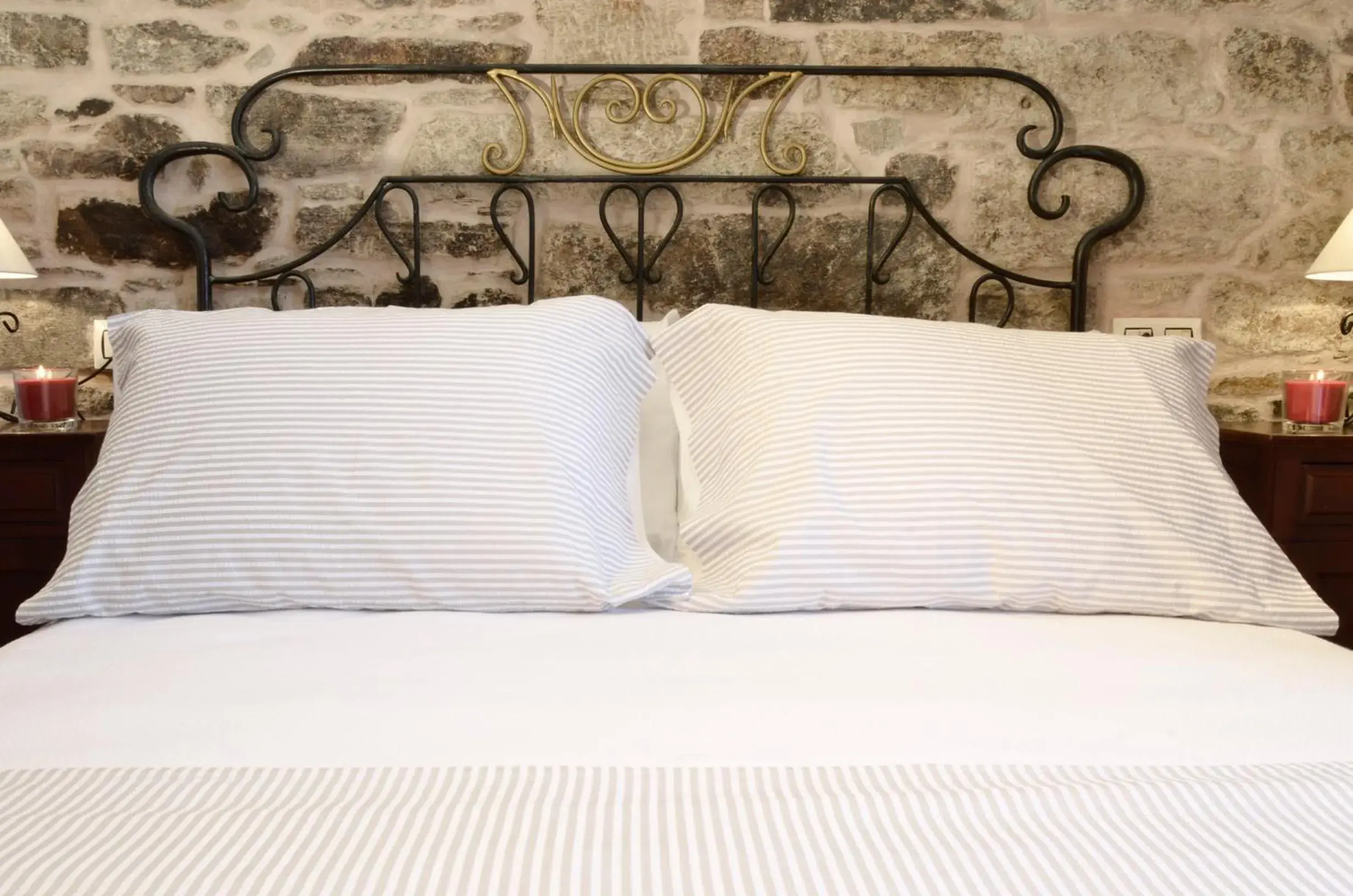 Decorative detail, Bed in Sete Artes by Como en Casa Decorative detail, Bed in Sete Artes by Como en Casa