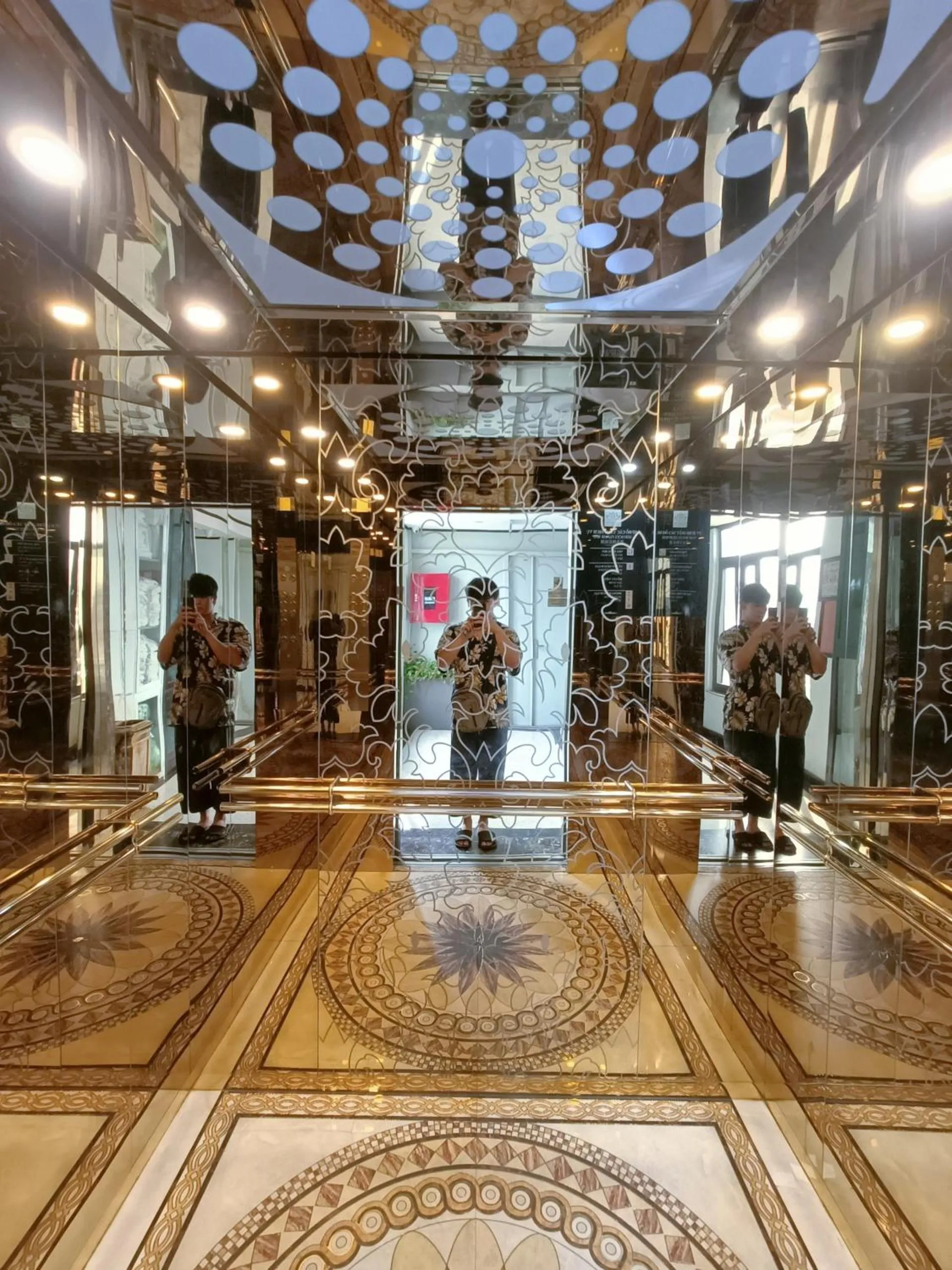 elevator in Sen Hotel Hạ Long