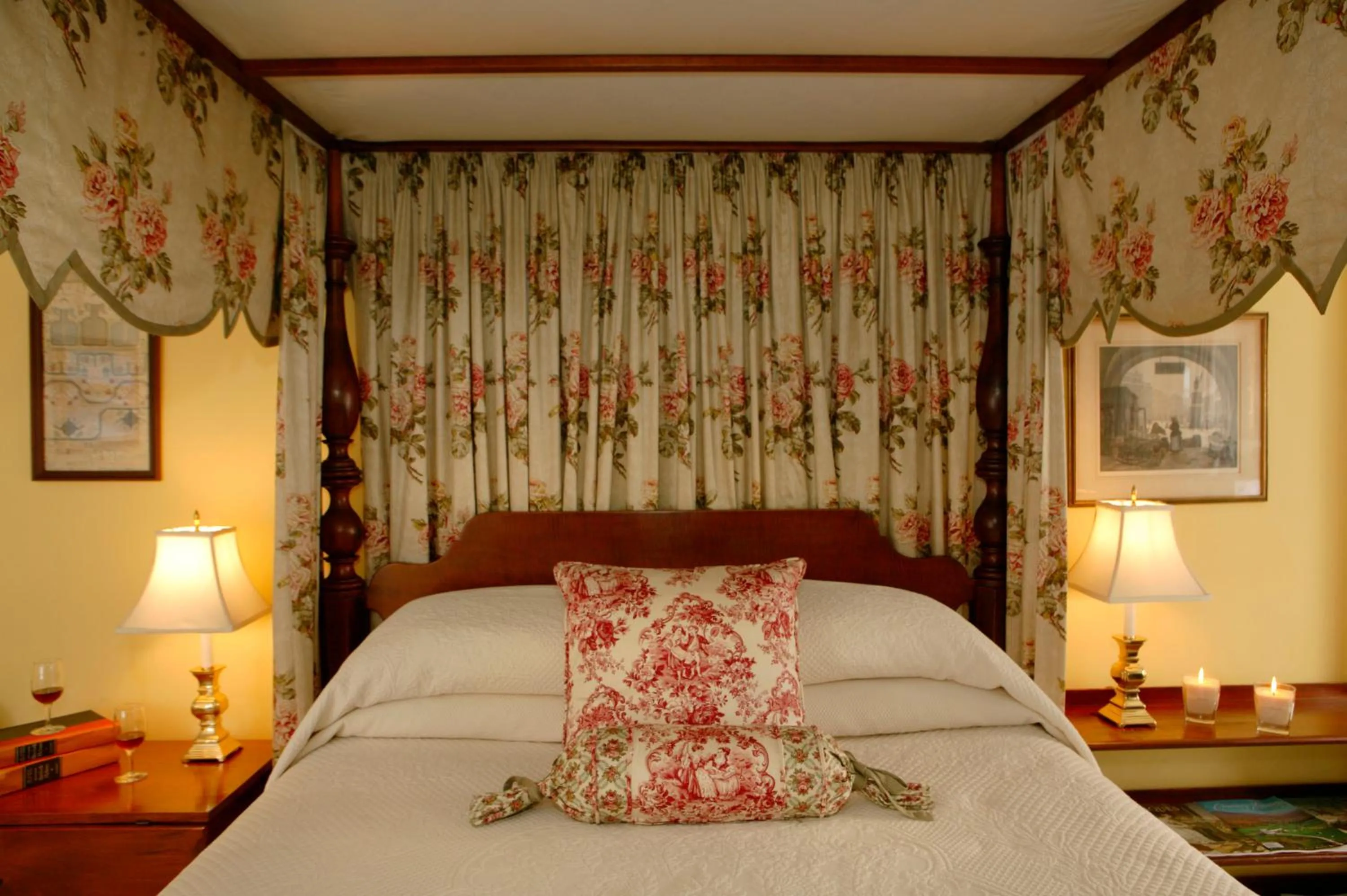 Bed in Captain's House Inn