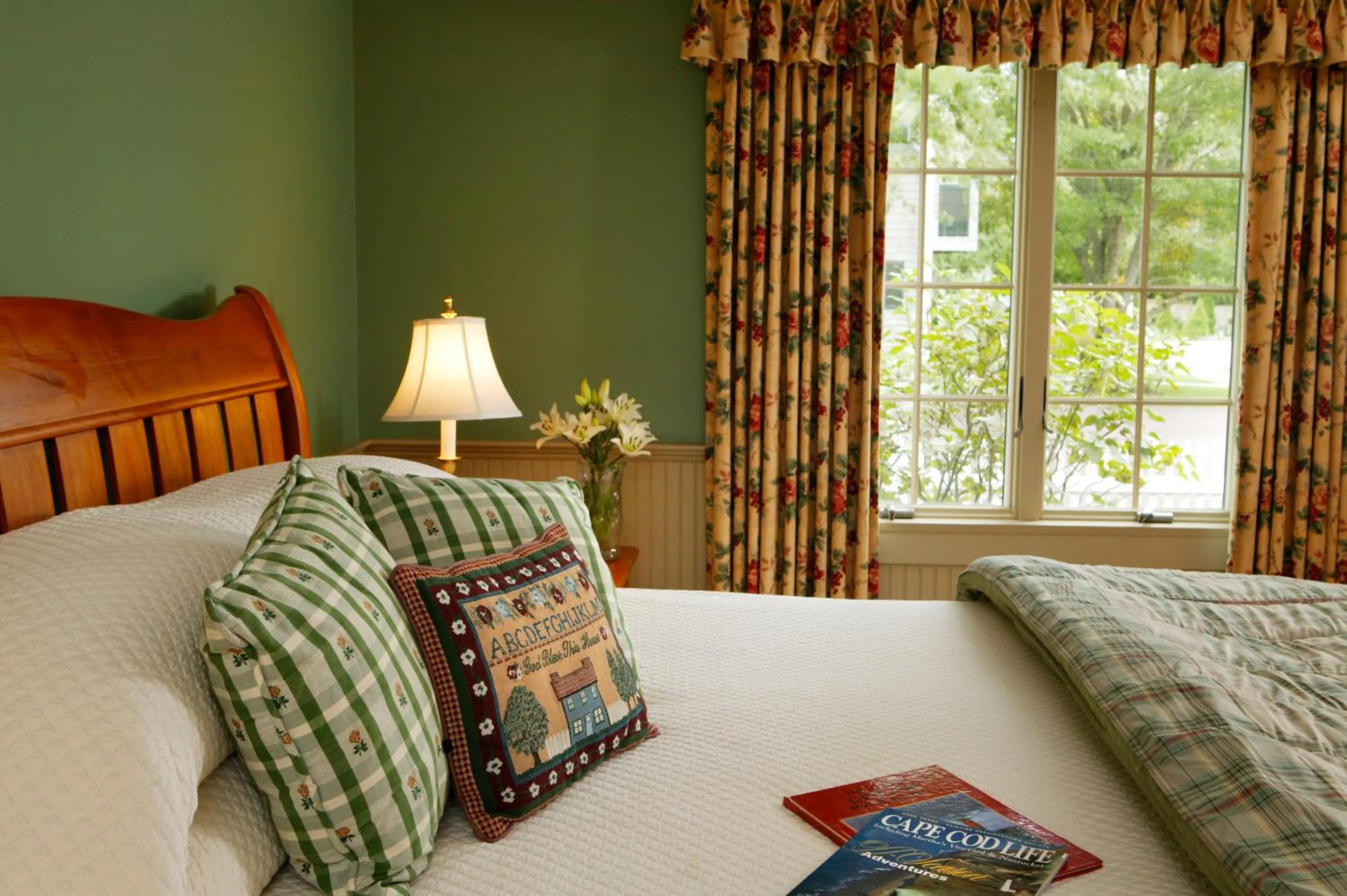 Bedroom, Bed in Captain's House Inn