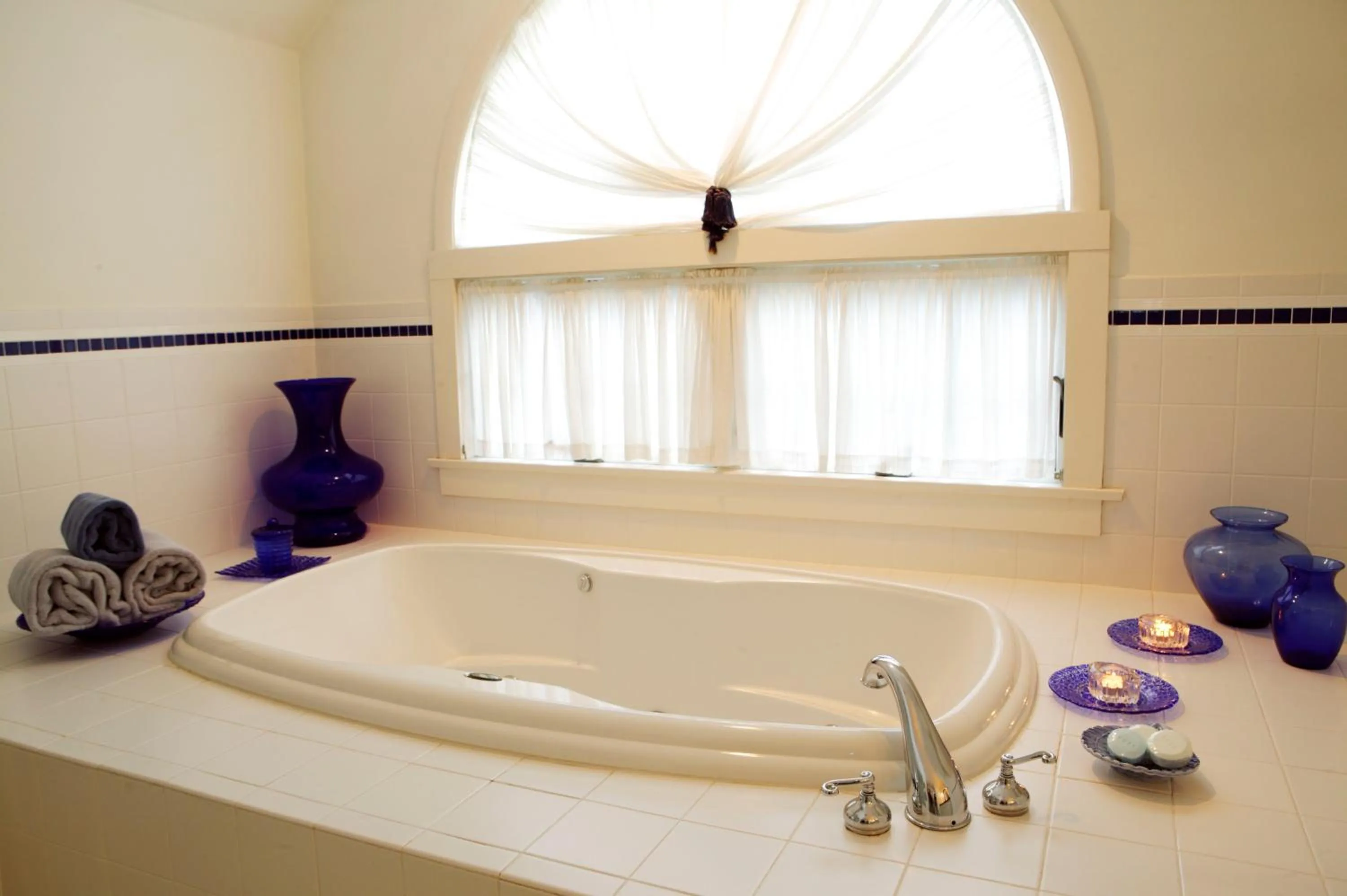 Bathroom in Captain's House Inn