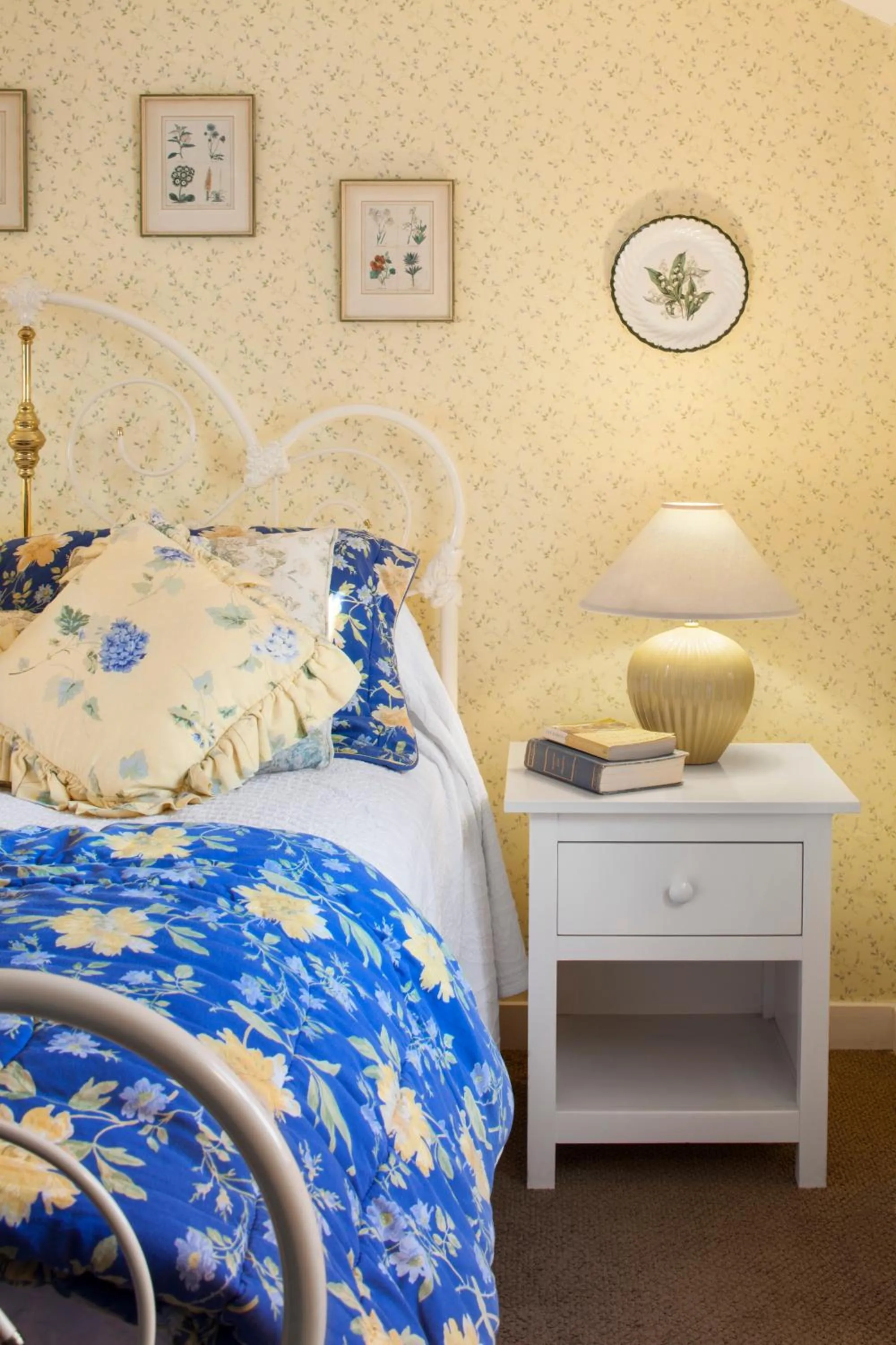 Decorative detail, Bed in Captain's House Inn