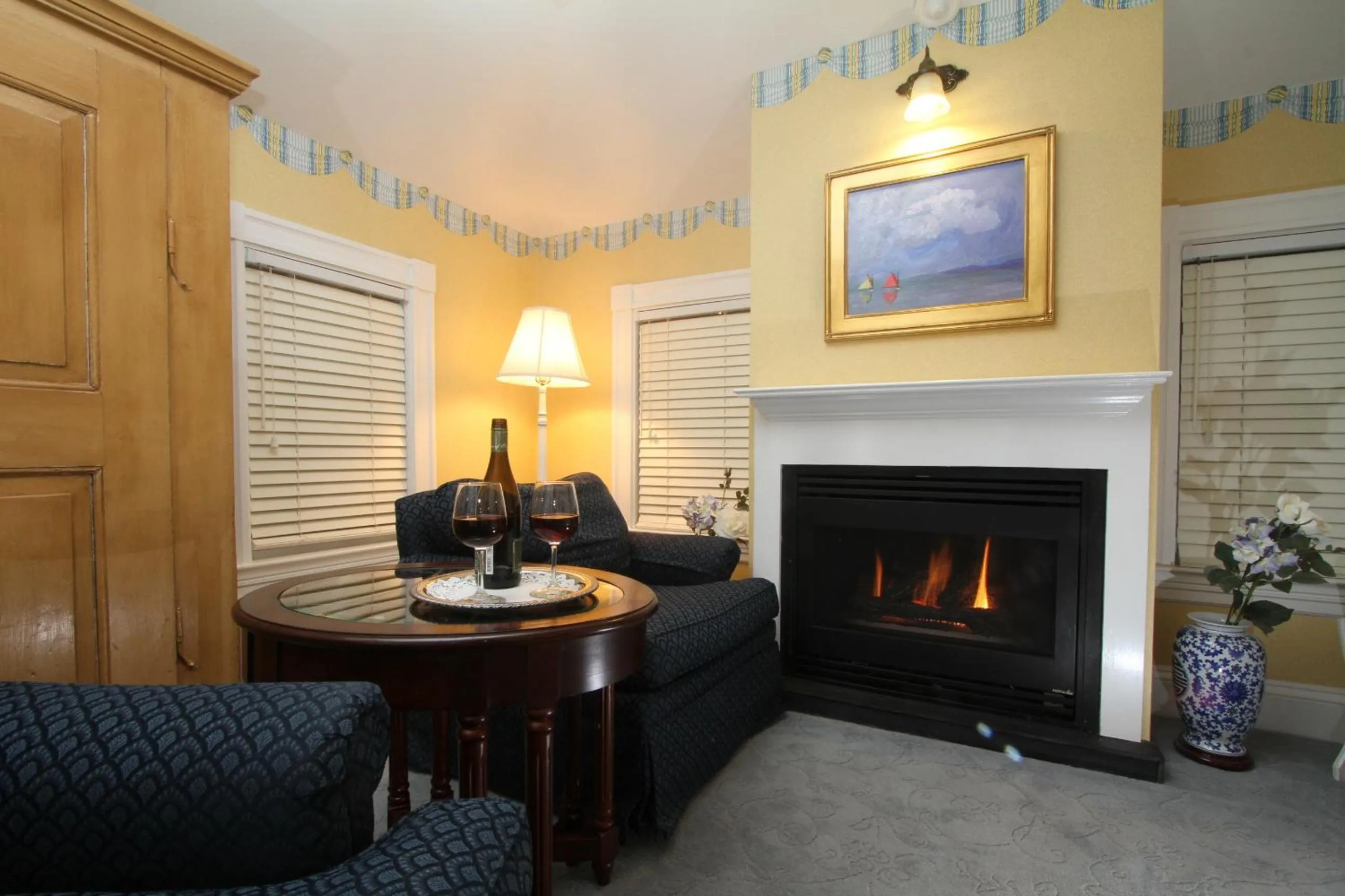 Living room in Captain's House Inn