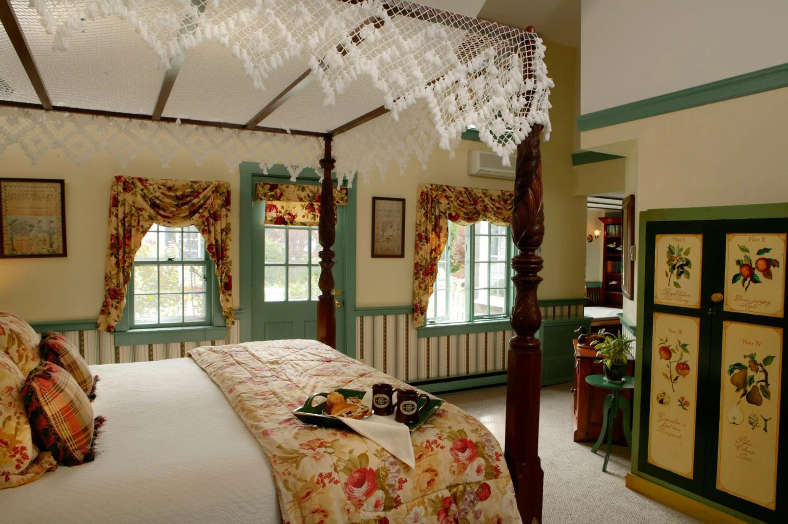 Photo of the whole room, Bed in Captain's House Inn