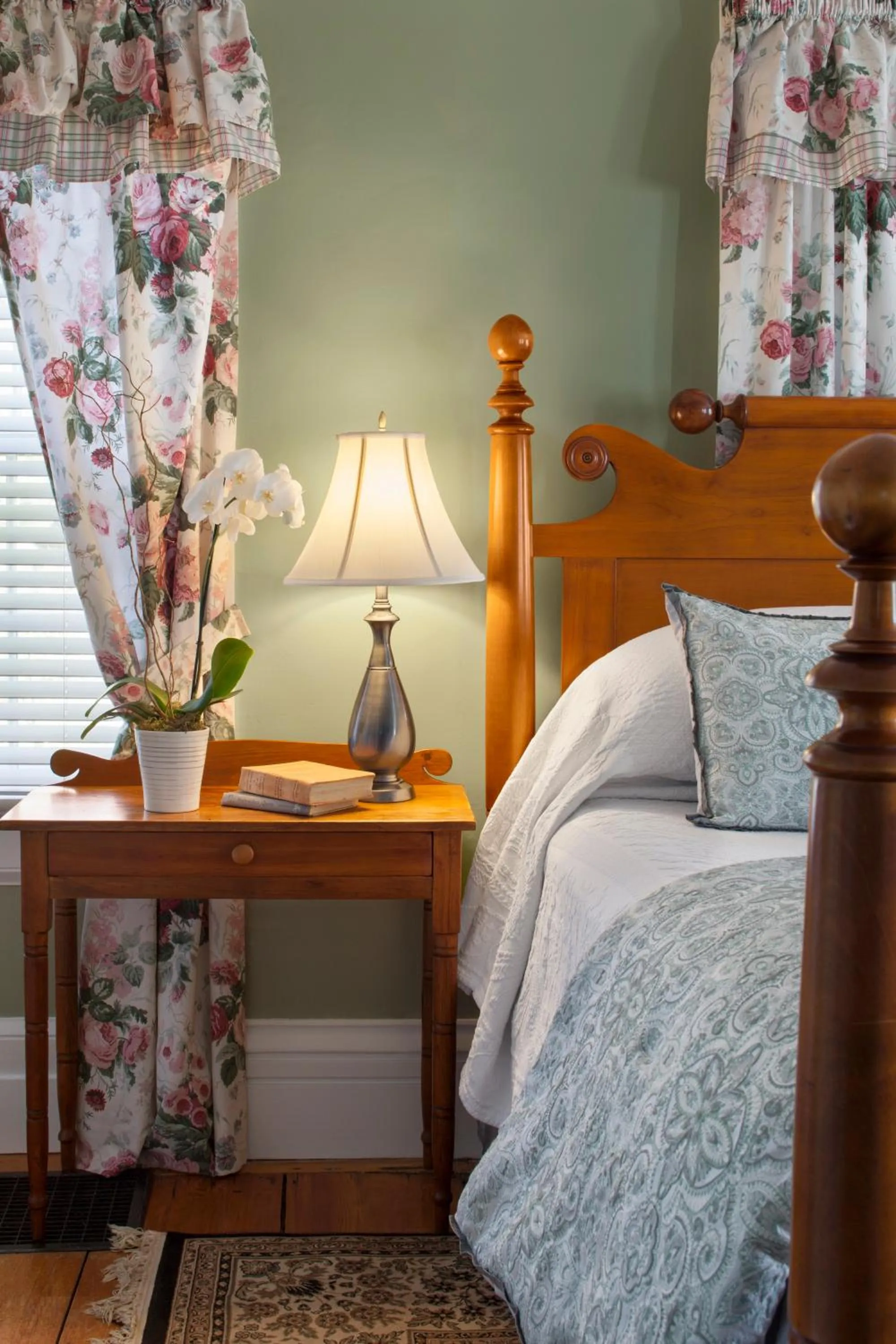 Decorative detail, Bed in Captain's House Inn