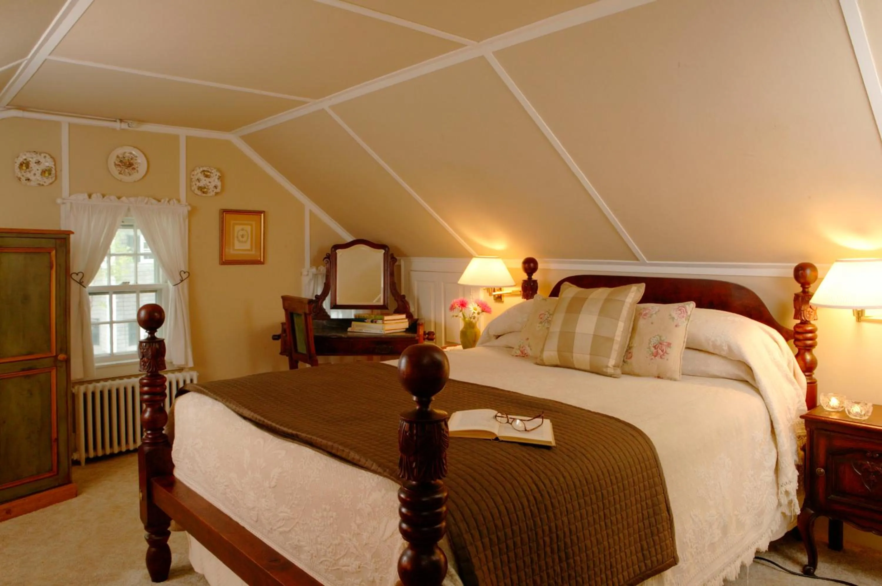 Bed in Captain's House Inn