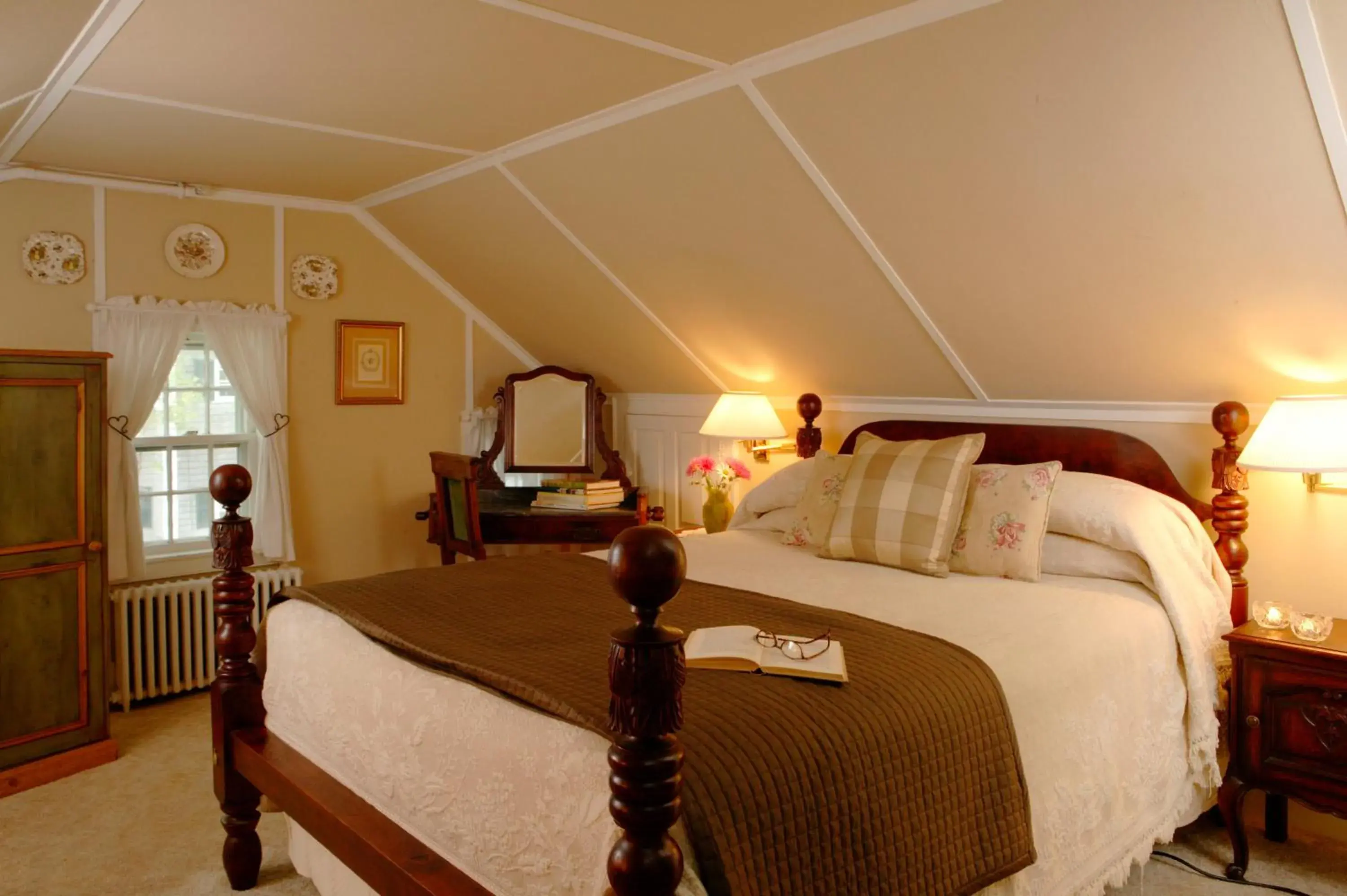 Standard Queen Suite with Fireplace - Cottage (Hideaway) in Captain's House Inn Standard Queen Suite with Fireplace - Cottage (Hideaway) in Captain's House Inn