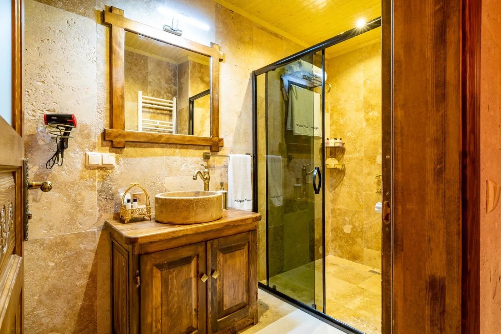 Shower in CAPPANAR CAVE HOTEL