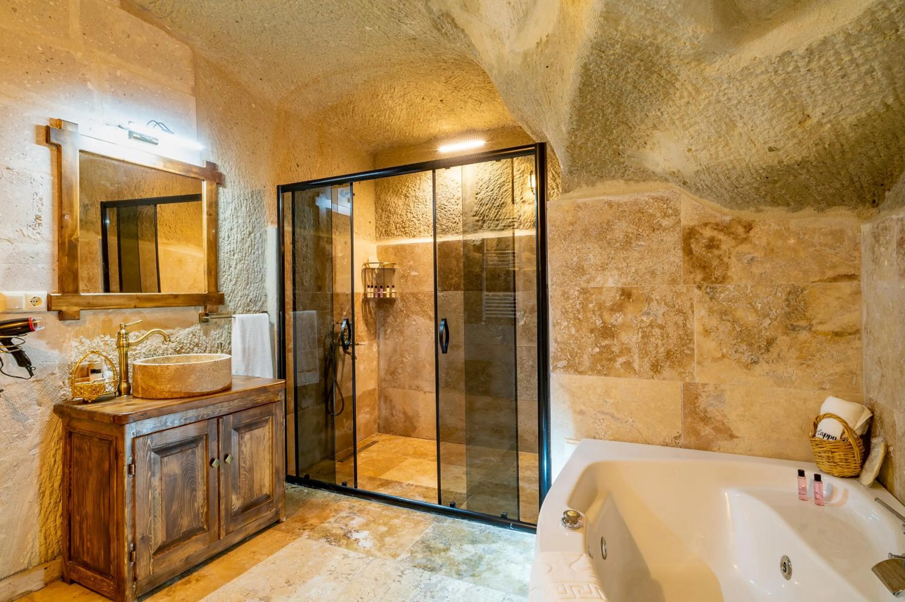Shower in CAPPANAR CAVE HOTEL