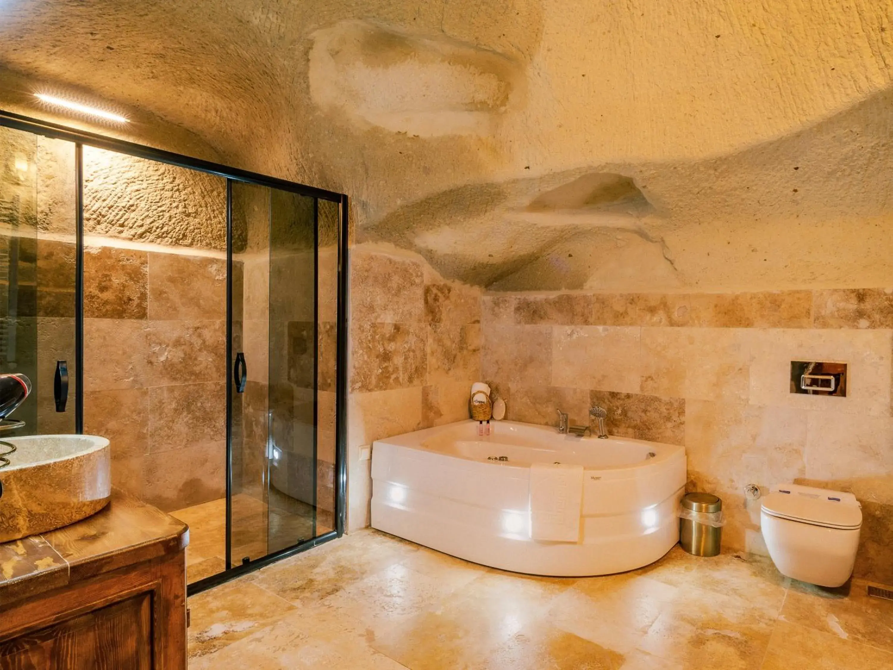 Deluxe Suite with Spa Bath in Cappanar Cave Hotel Deluxe Suite with Spa Bath in Cappanar Cave Hotel