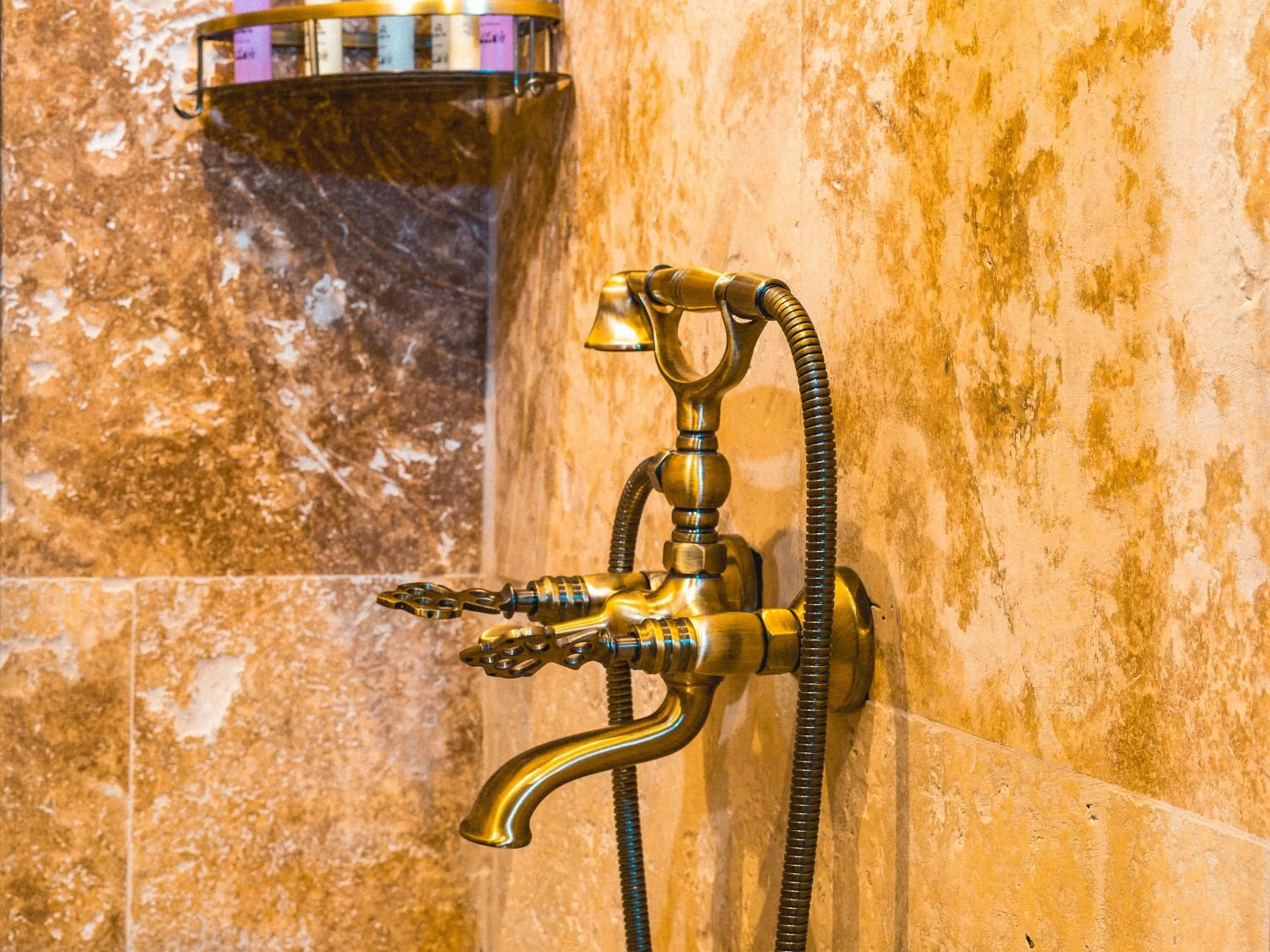 Shower in Cappanar Cave Hotel