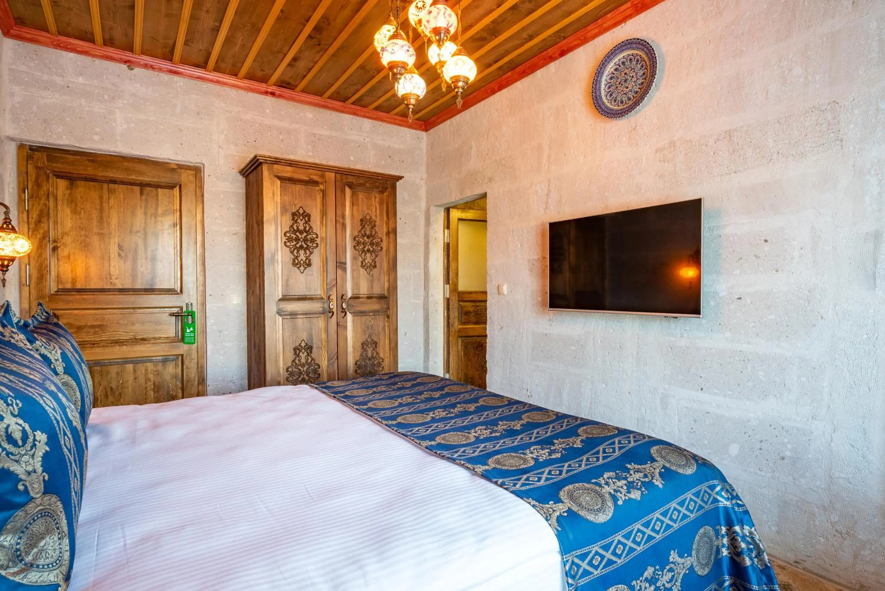 Communal lounge/ TV room, Bed in CAPPANAR CAVE HOTEL