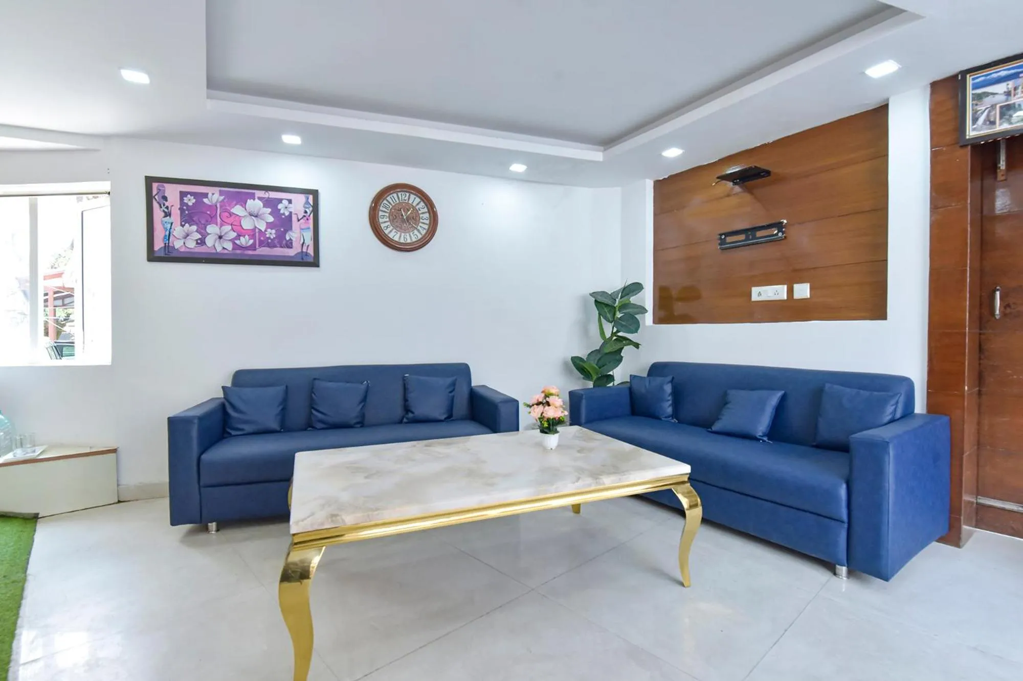 Seating area in FabHotel Sikka Royal Classic - Mall road