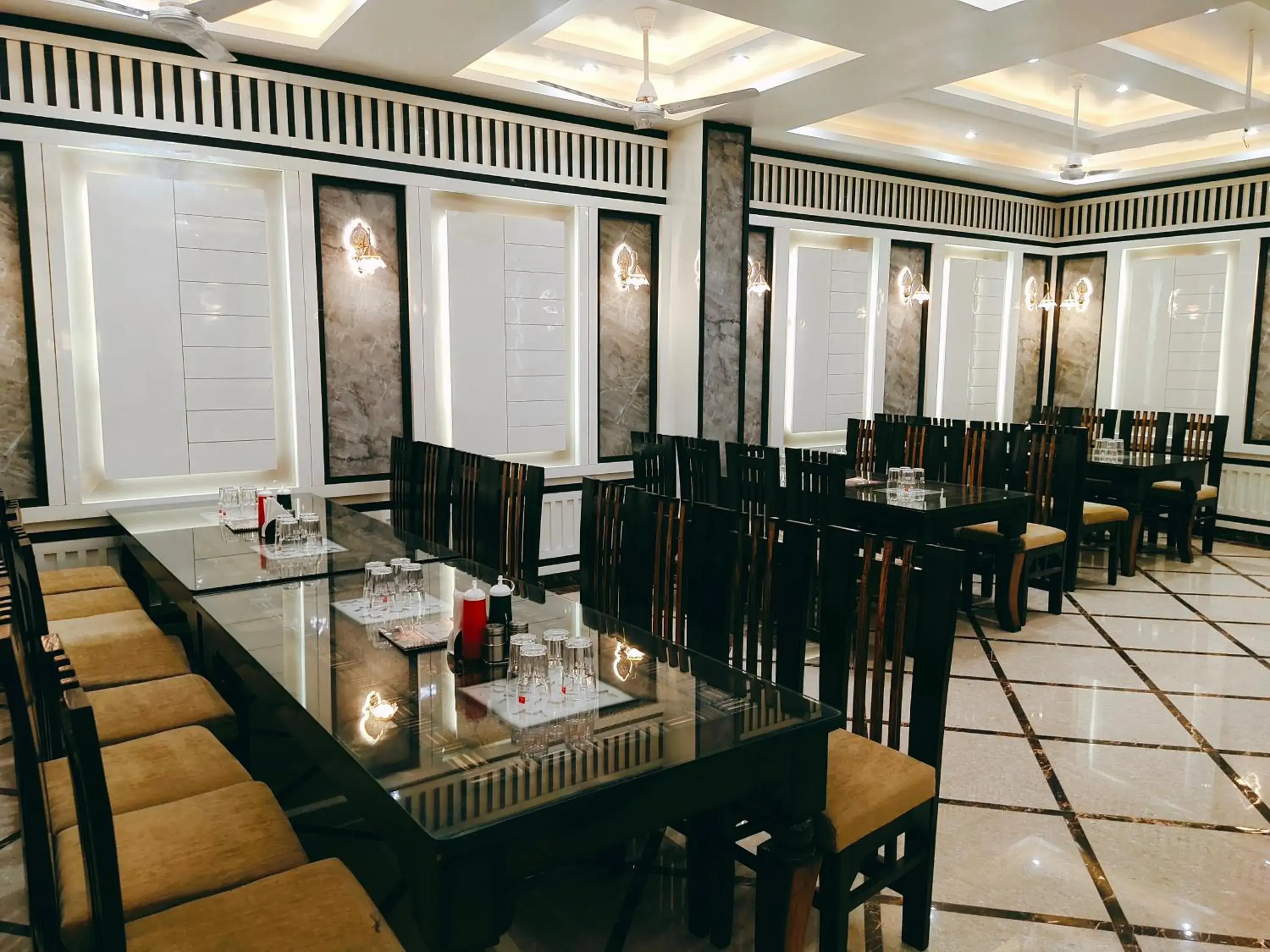 Restaurant/places to eat in Hotel The Shree Jee Palace Restaurant/places to eat in Hotel The Shree Jee Palace
