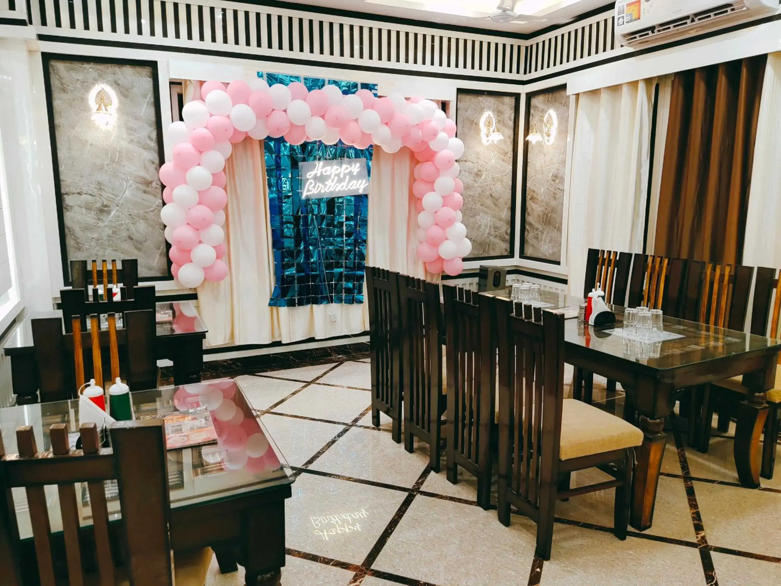 Restaurant/places to eat in Hotel The Shree Jee Palace Restaurant/places to eat in Hotel The Shree Jee Palace