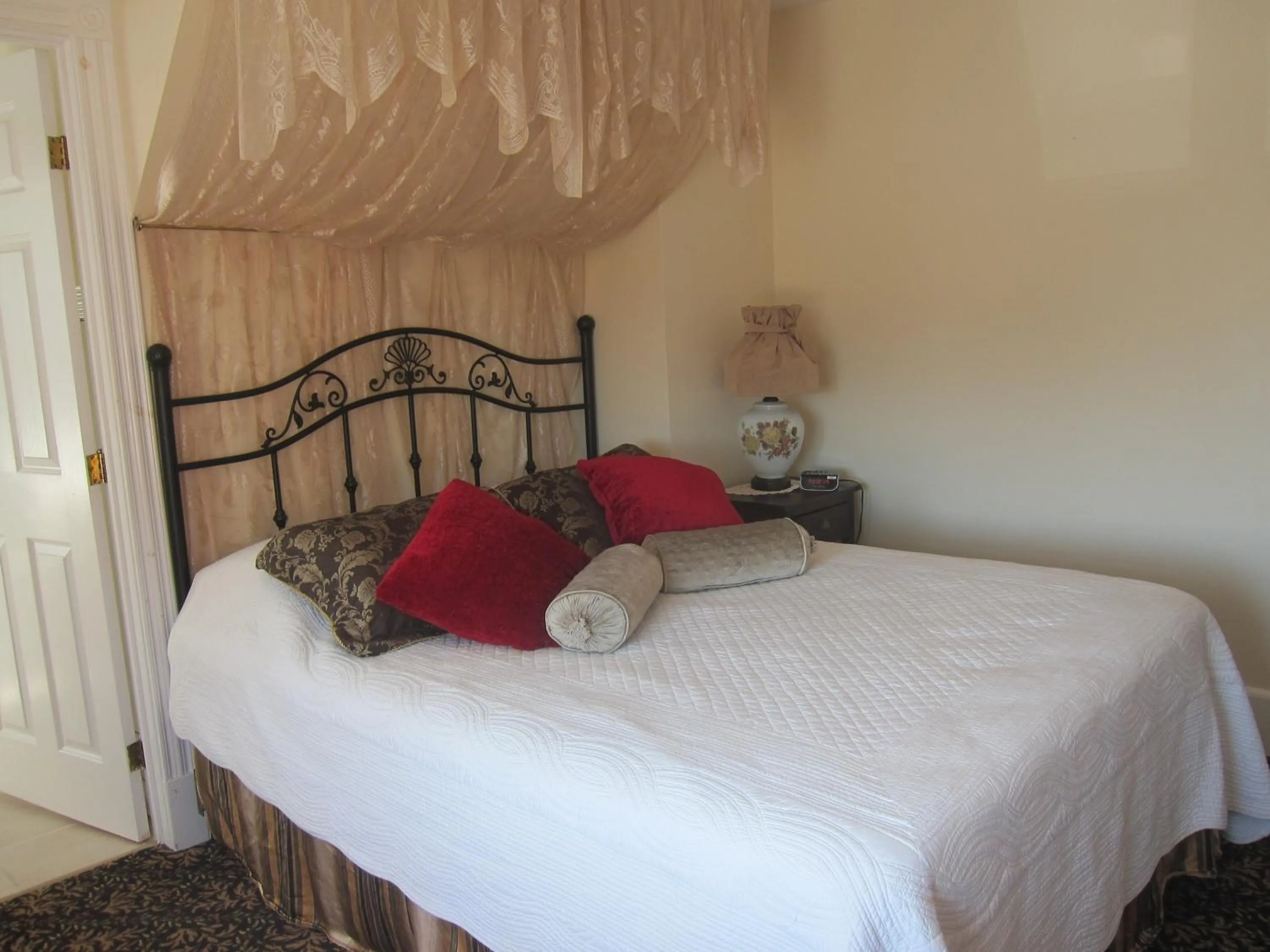 Bed in Salmon River Country Inn