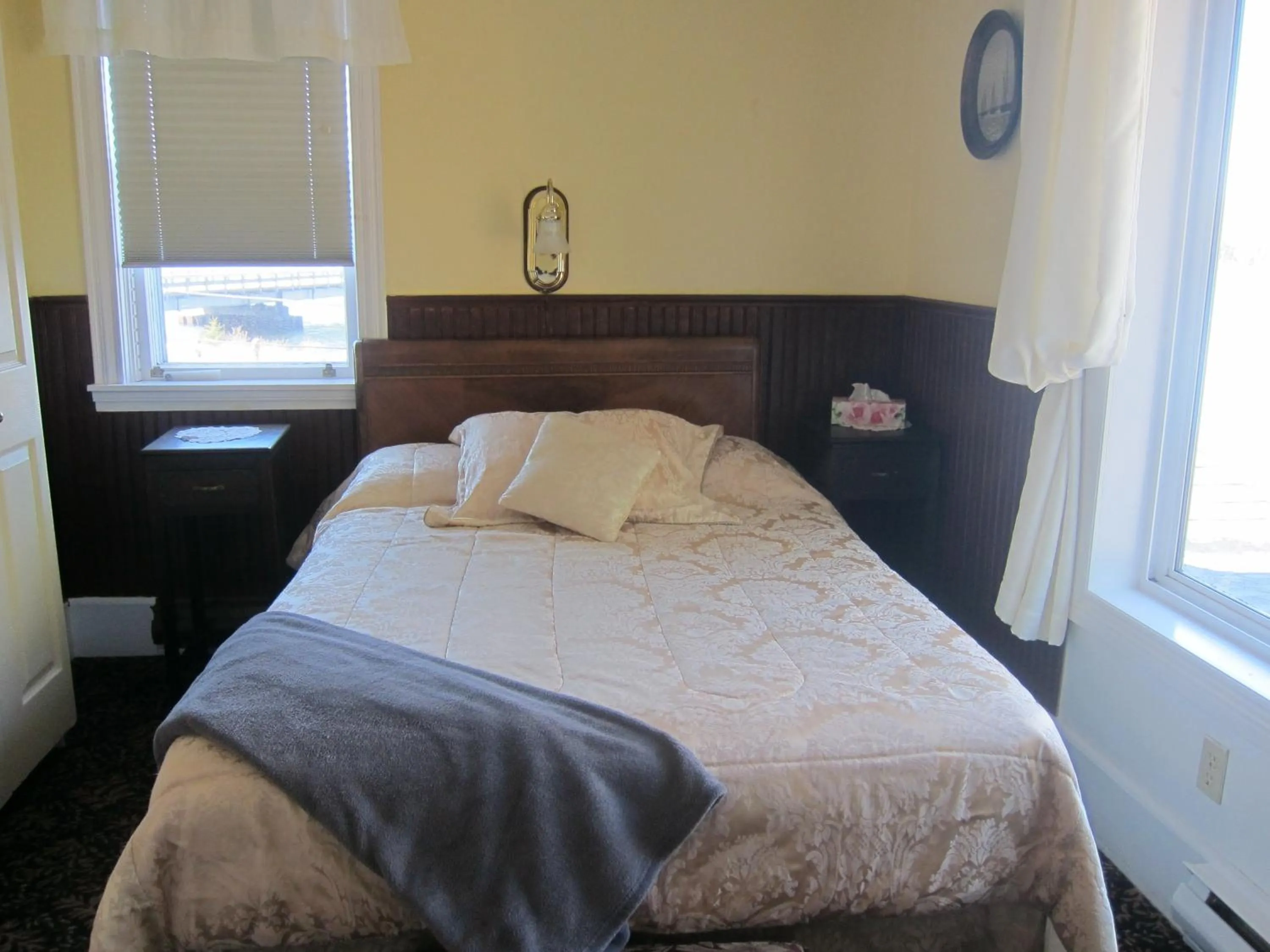 Bed in Salmon River Country Inn