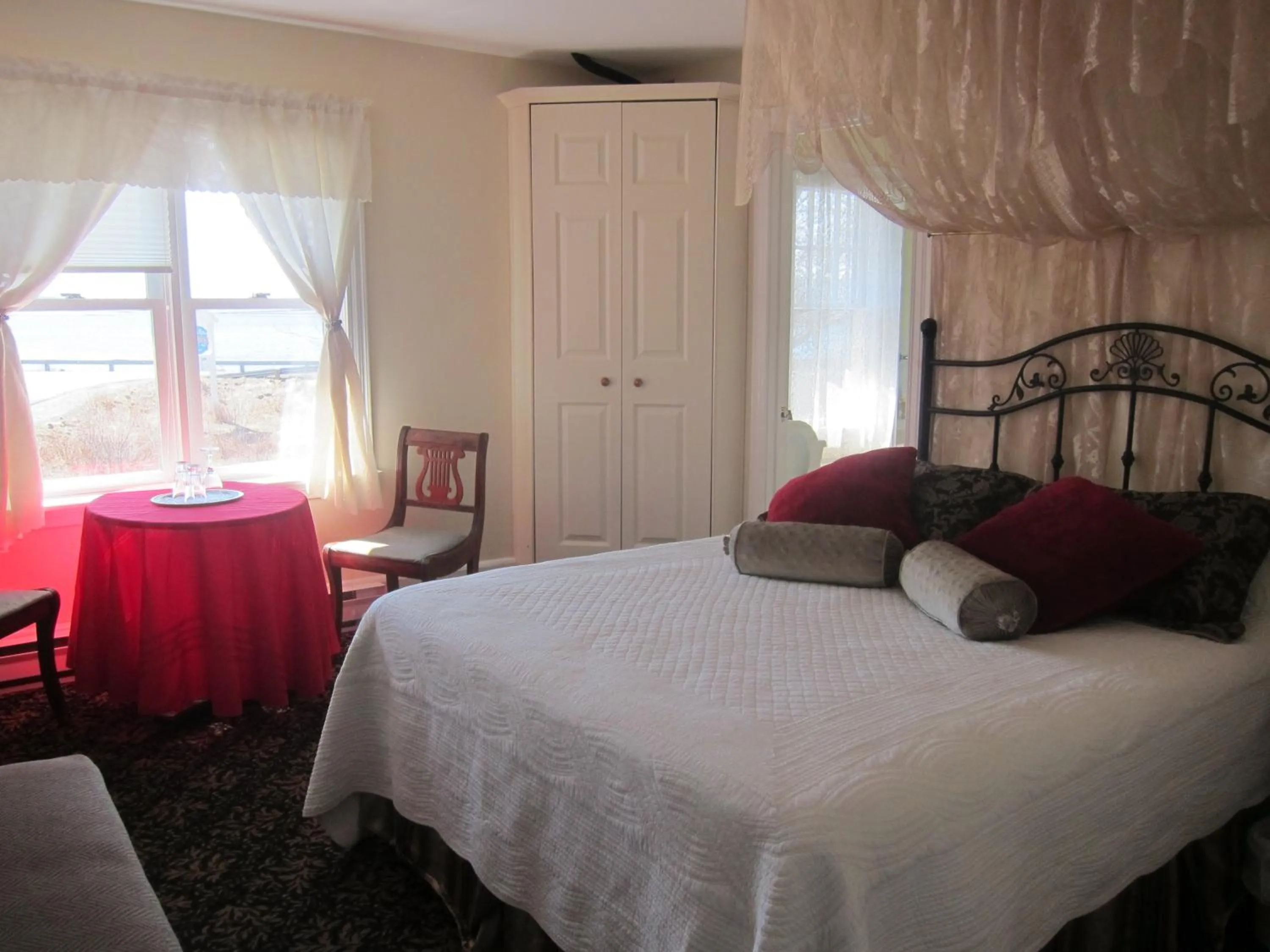 Bed in Salmon River Country Inn