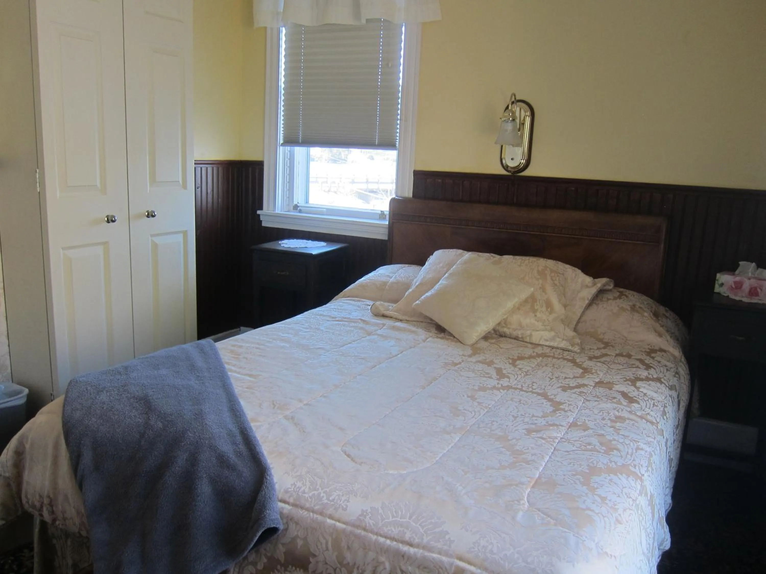 Bed in Salmon River Country Inn