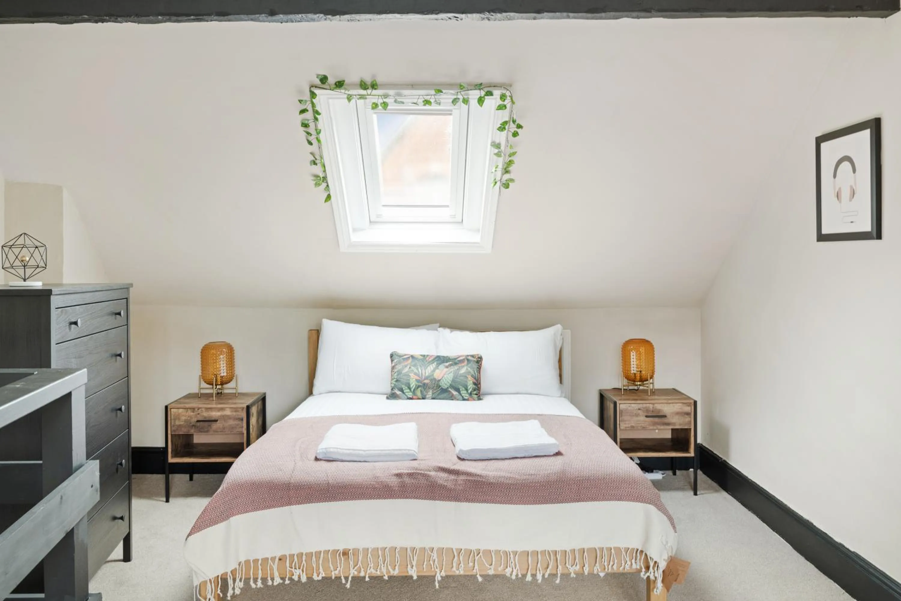 Bedroom, Bed in Hidden retreat in the heart of the city - 2 Bed Apt