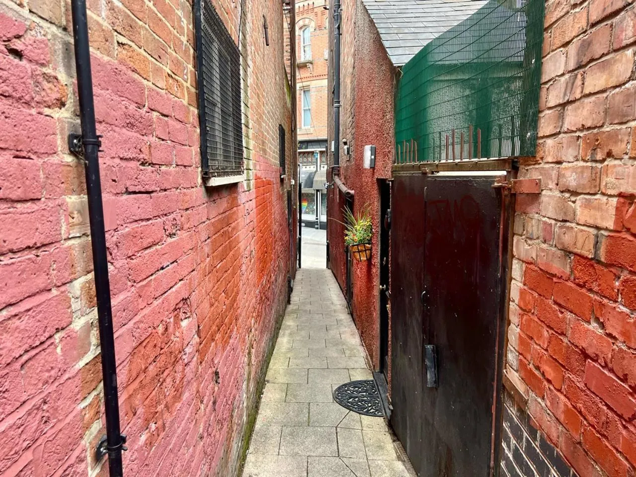 Property building in Hidden retreat in the heart of the city - 2 Bed Apt