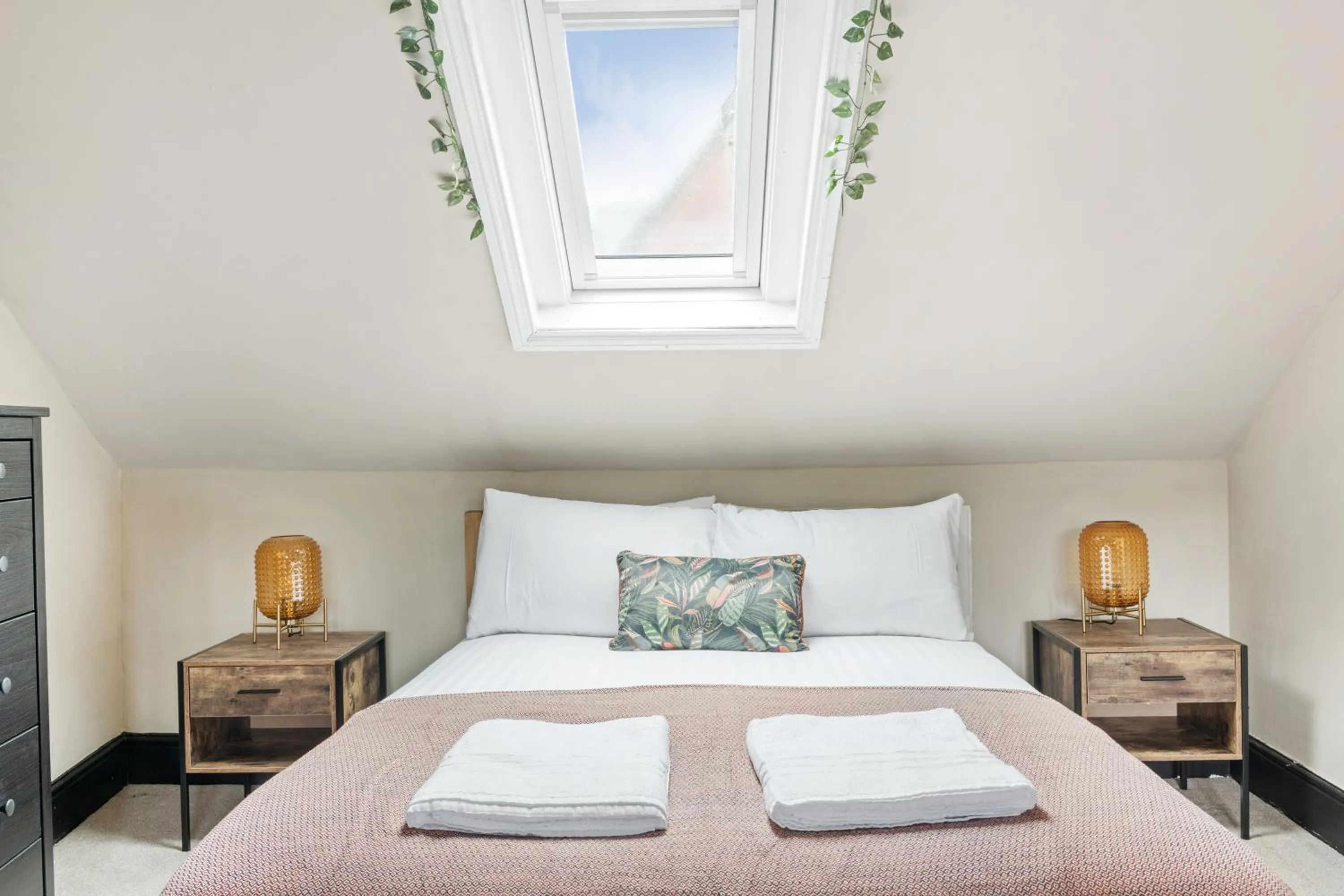 Bedroom, Bed in Hidden retreat in the heart of the city - 2 Bed Apt