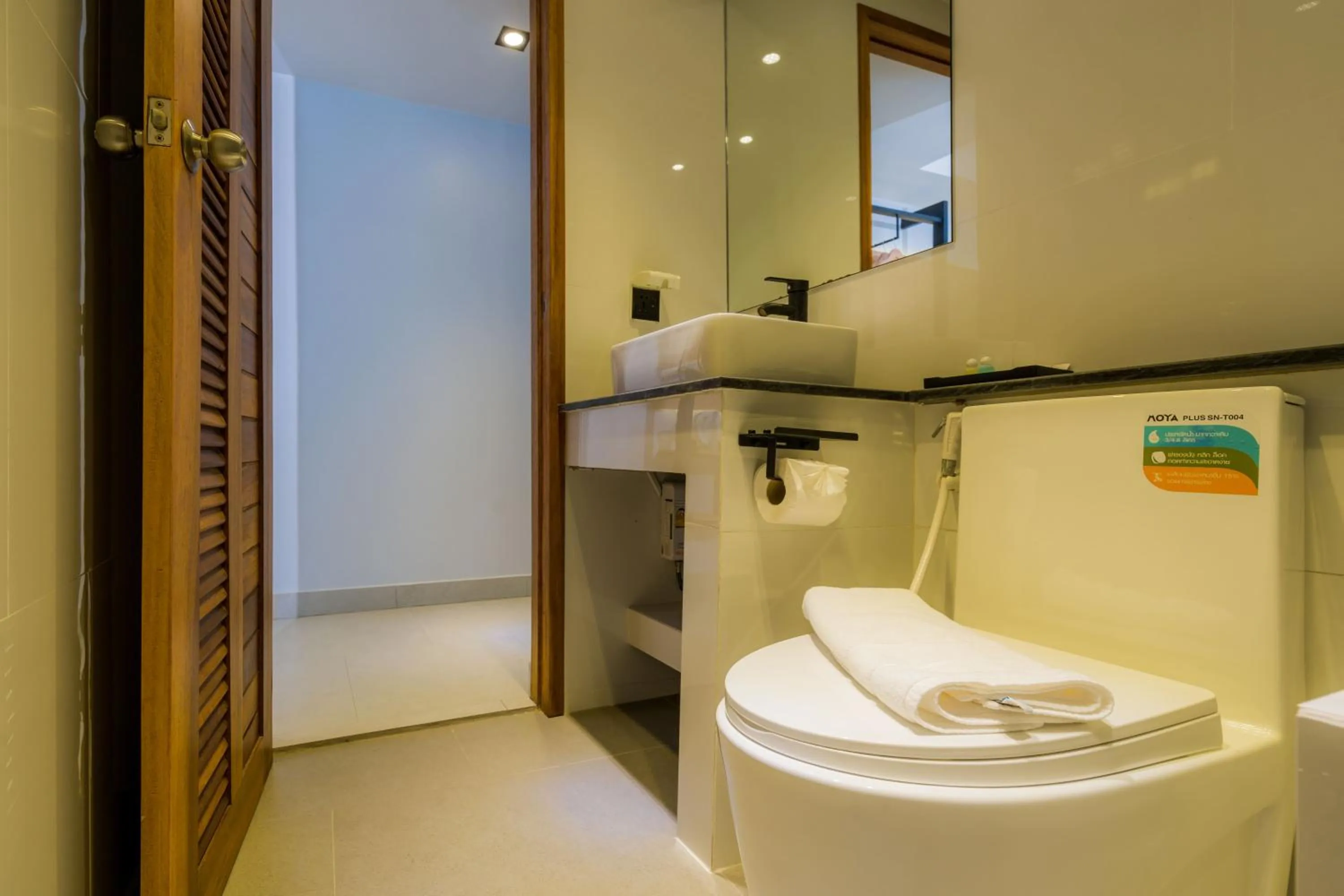 Toilet in Lek Lek Samui Room X Coffee Bar