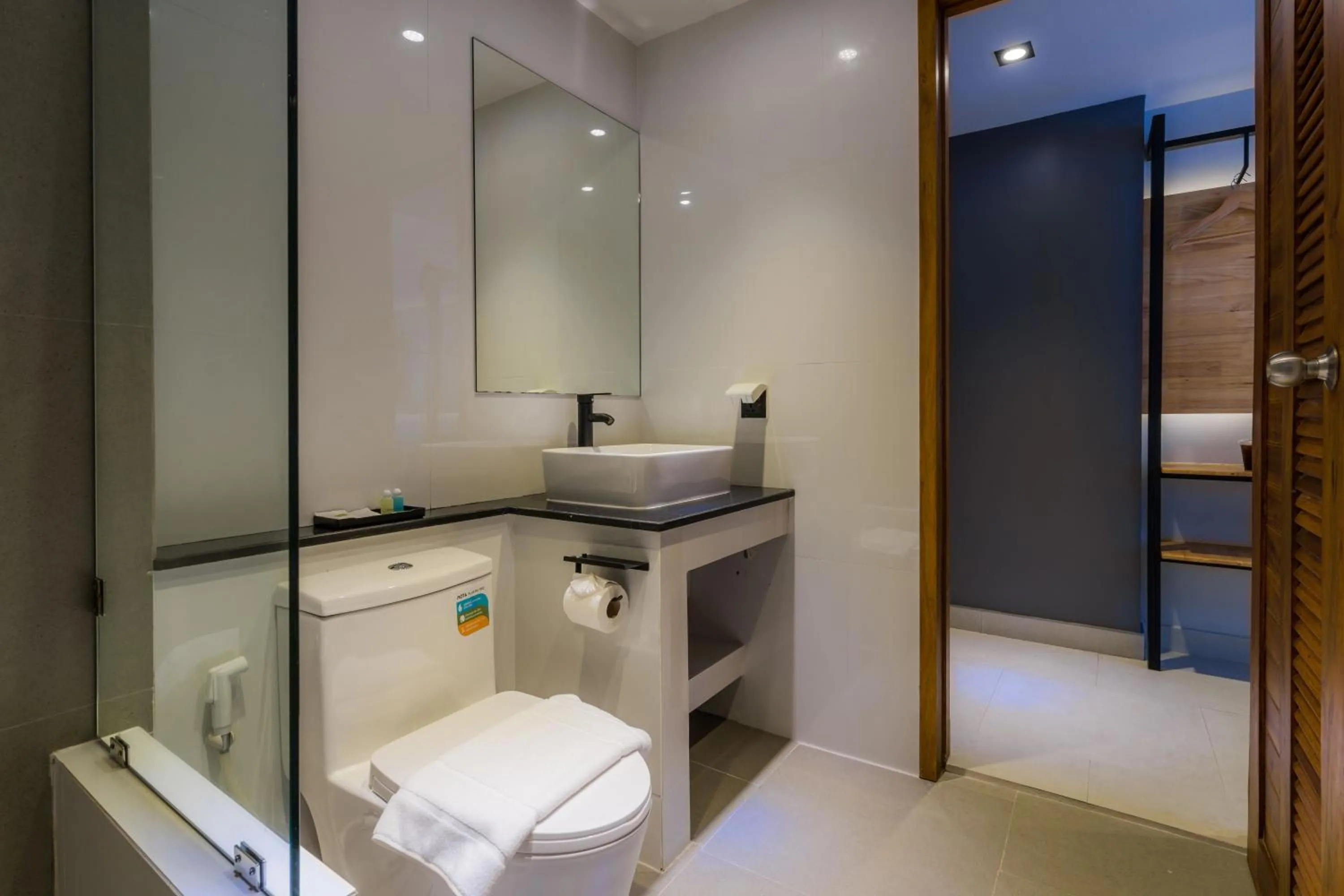 Toilet in Lek Lek Samui Room X Coffee Bar