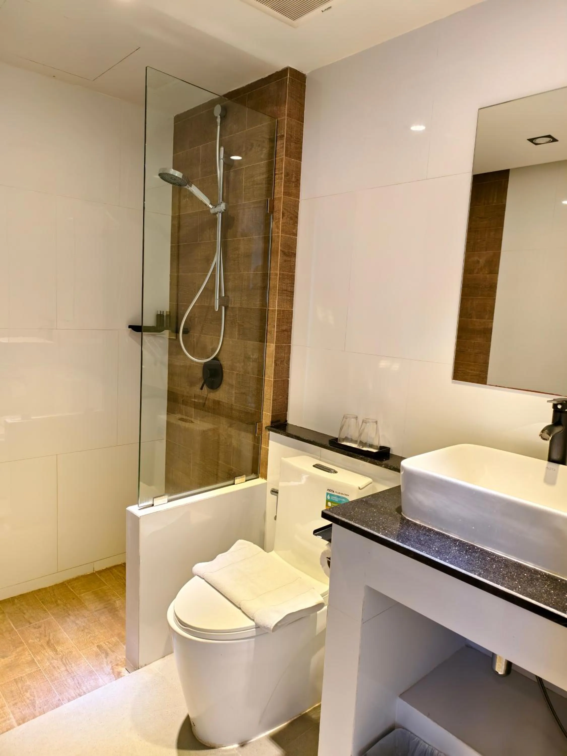 Toilet in Lek Lek Samui Room X Coffee Bar