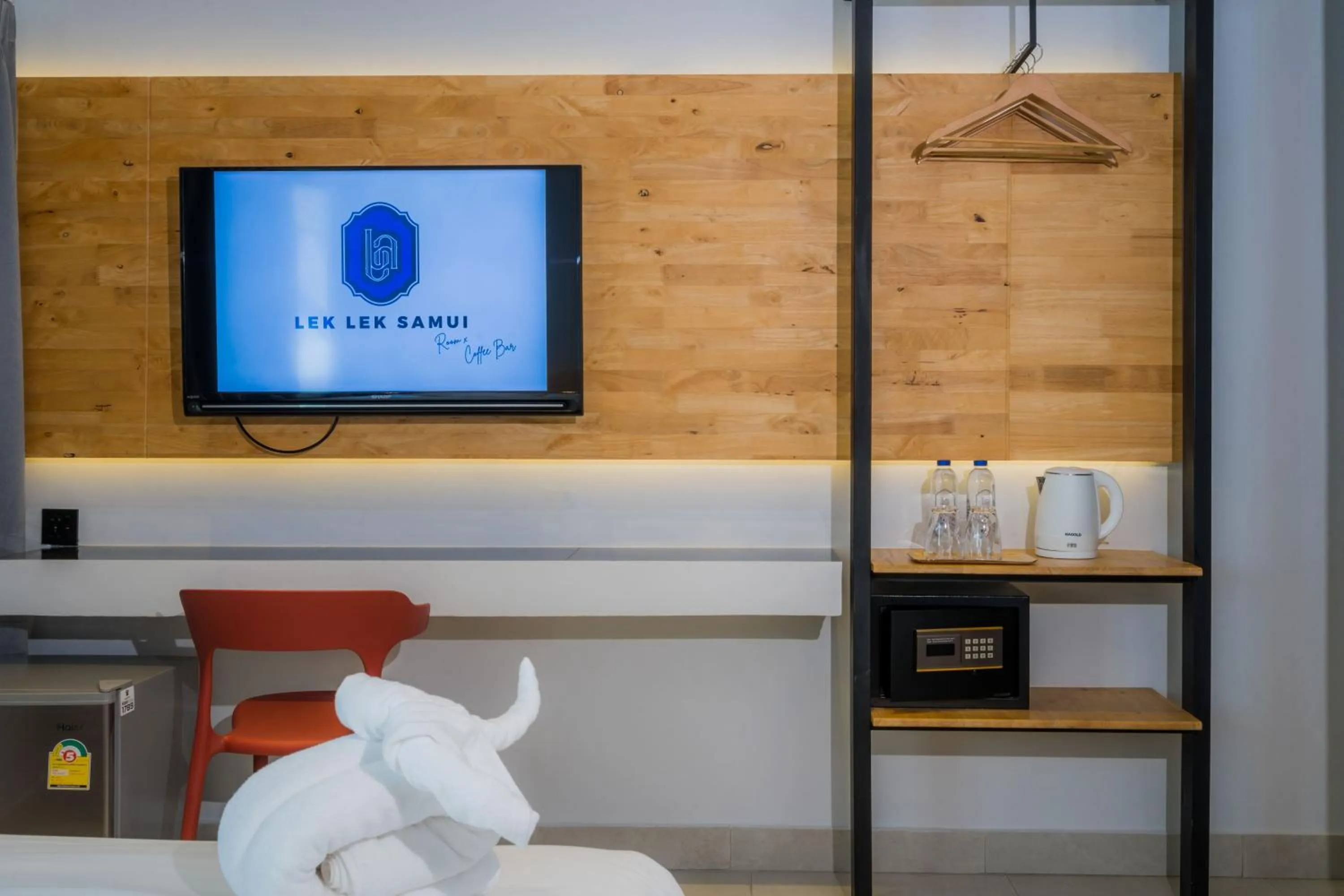 TV and multimedia in Lek Lek Samui Room X Coffee Bar