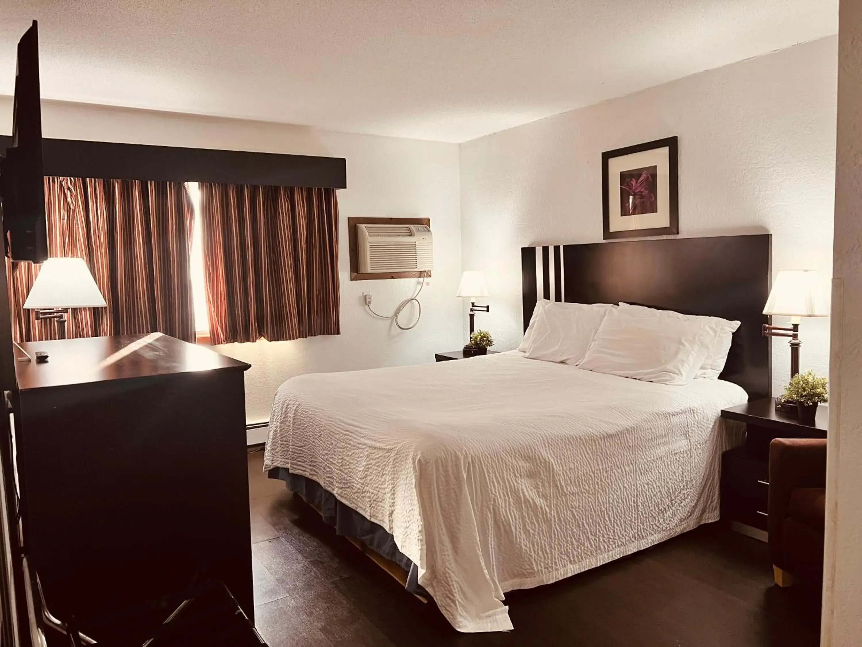 King Room- Non-Smoking in Travelodge by Wyndham Valleyfair Shakopee King Room- Non-Smoking in Travelodge by Wyndham Valleyfair Shakopee