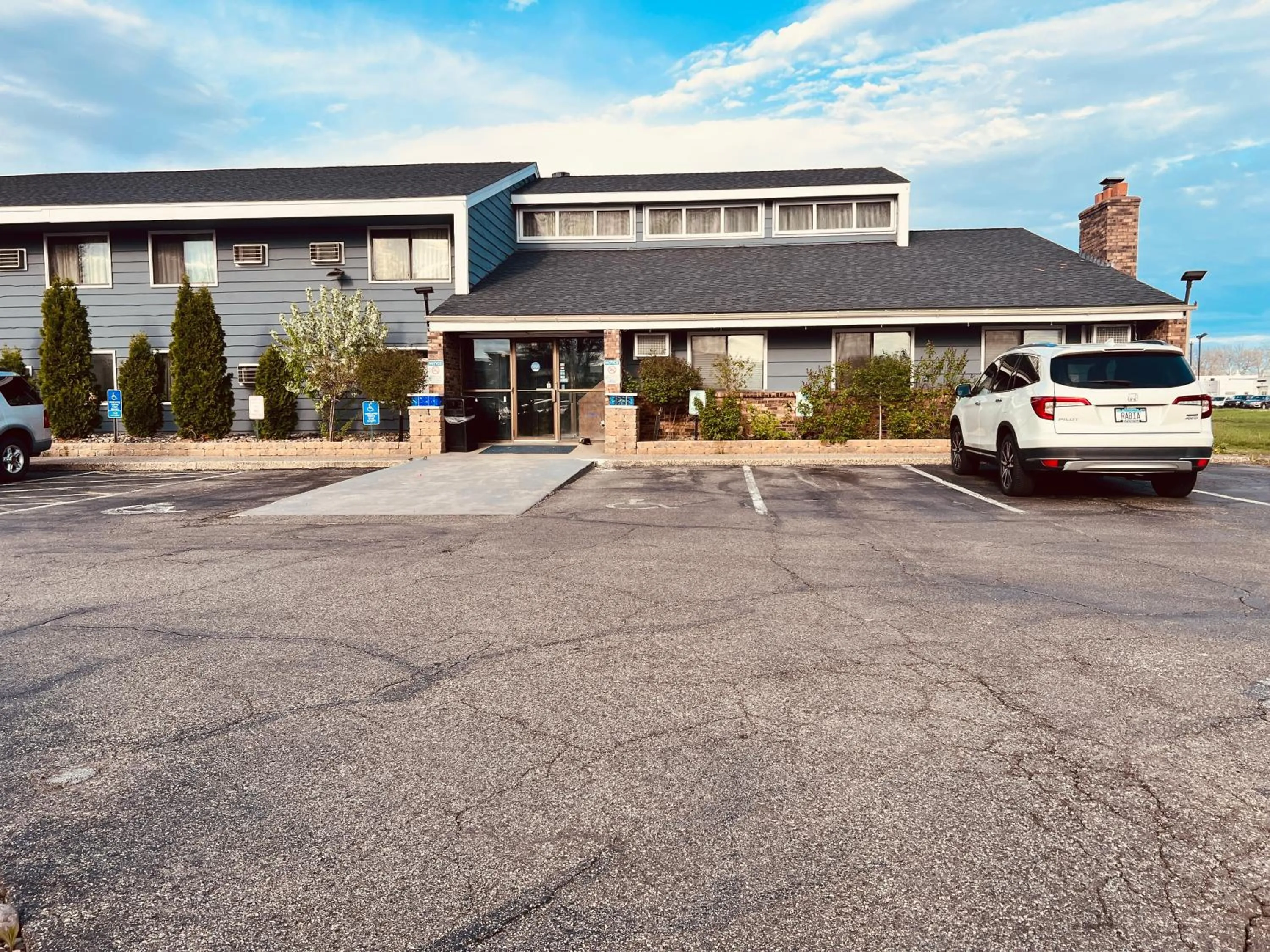 Parking in Travelodge by Wyndham Valleyfair Shakopee