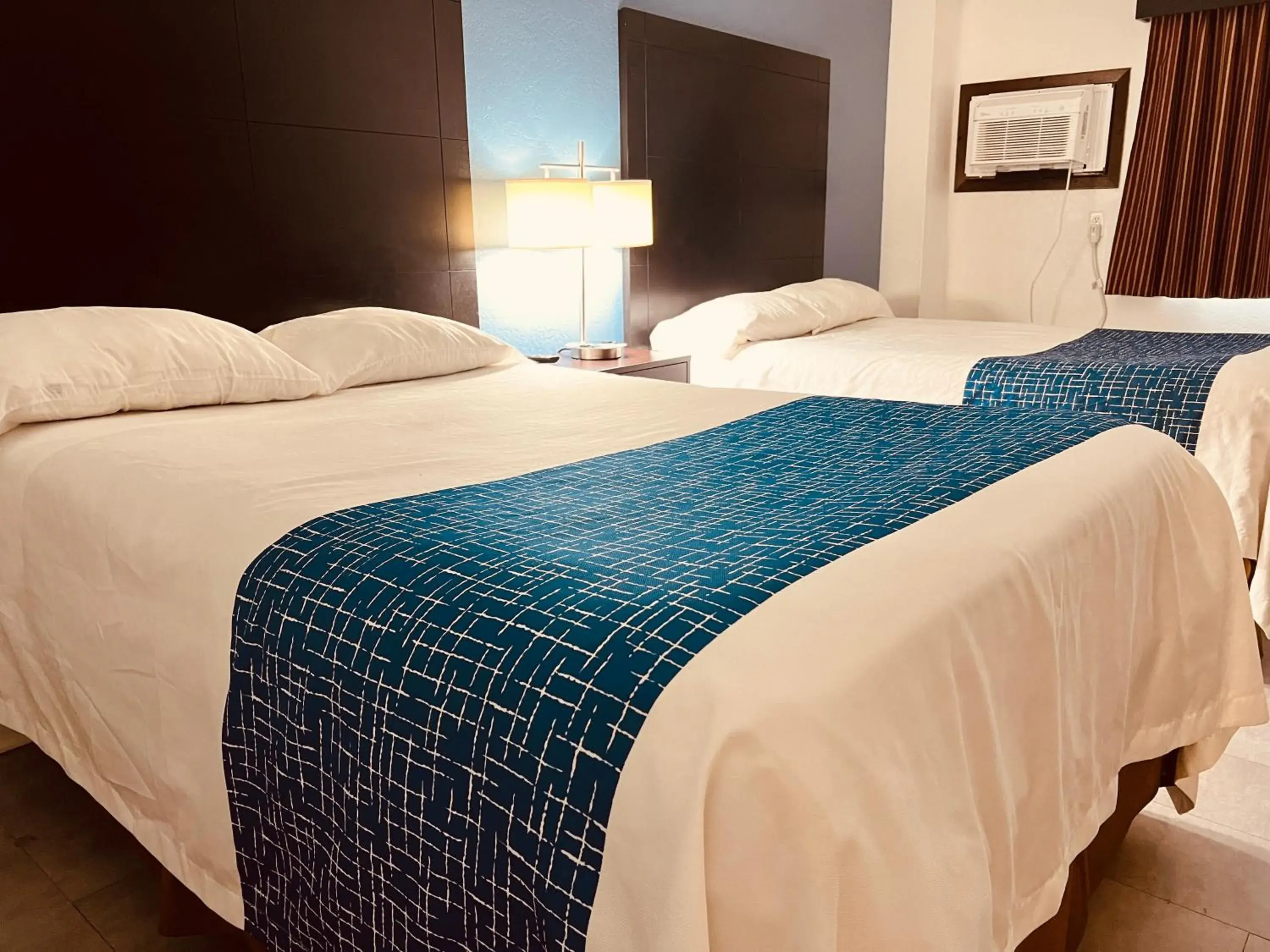 Queen Room with Two Queen Beds - Non-Smoking in Travelodge by Wyndham Valleyfair Shakopee Queen Room with Two Queen Beds - Non-Smoking in Travelodge by Wyndham Valleyfair Shakopee