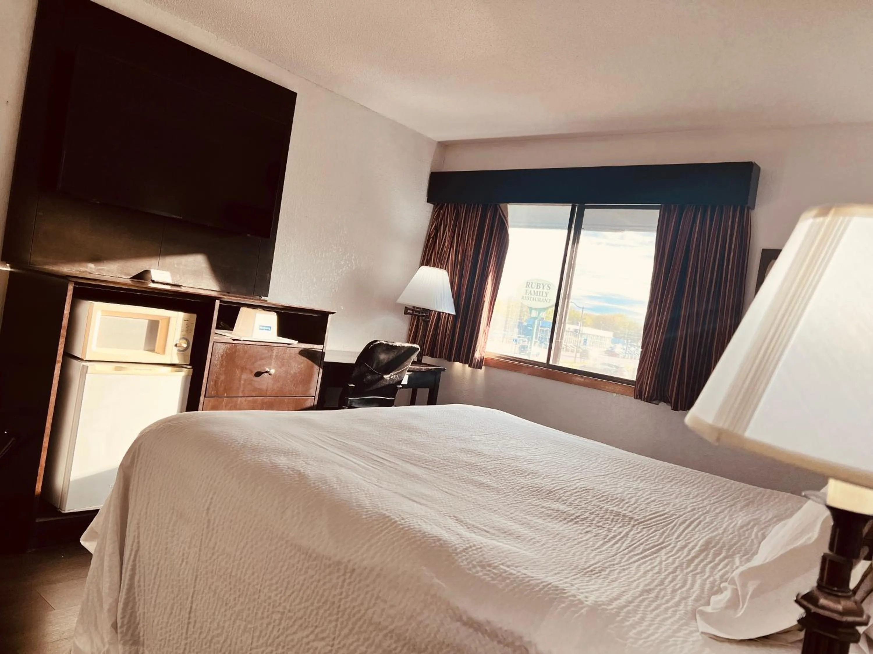 Bed in Travelodge by Wyndham Valleyfair Shakopee