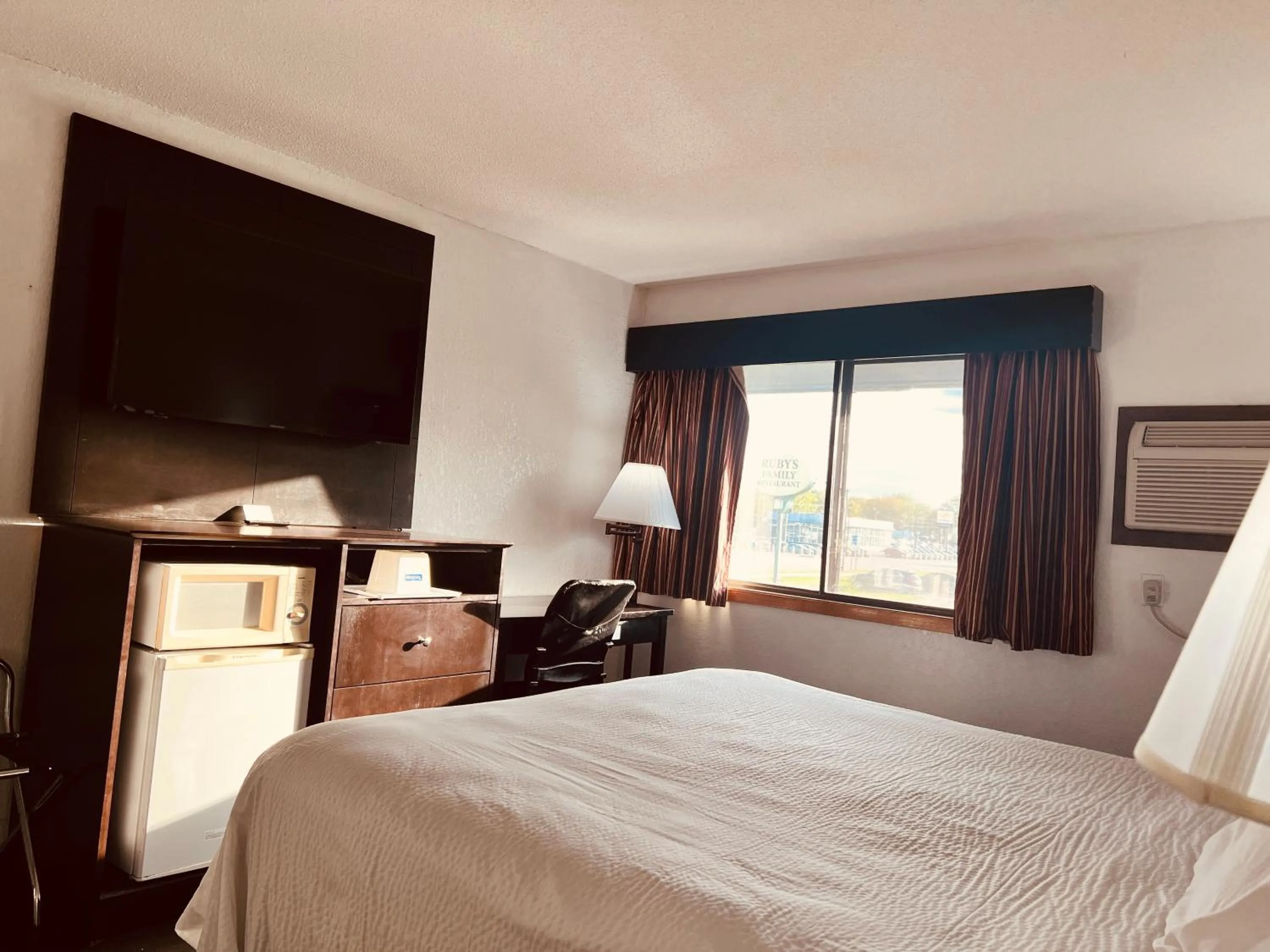 TV and multimedia, Bed in Travelodge by Wyndham Valleyfair Shakopee