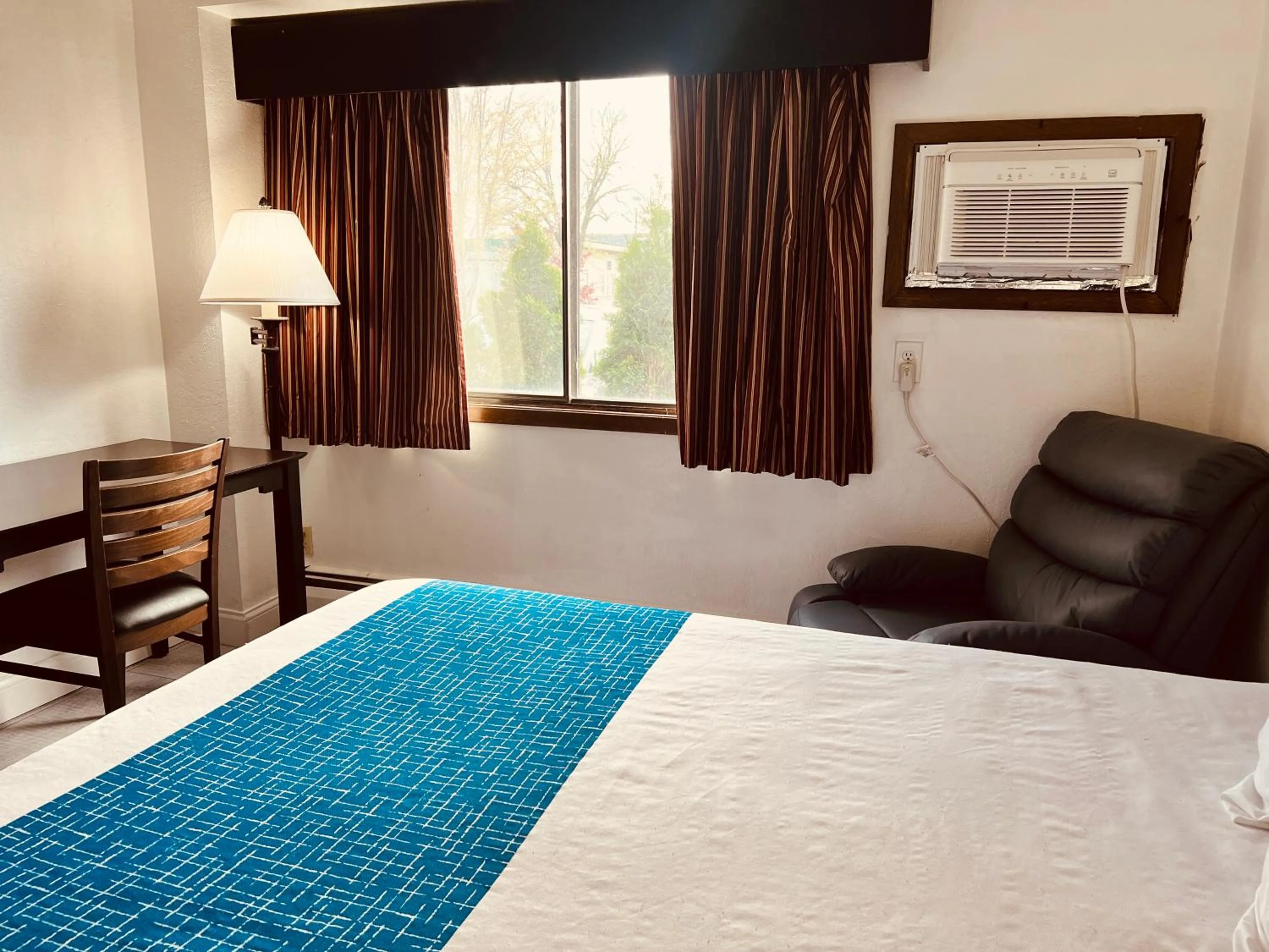 Bed in Travelodge by Wyndham Valleyfair Shakopee