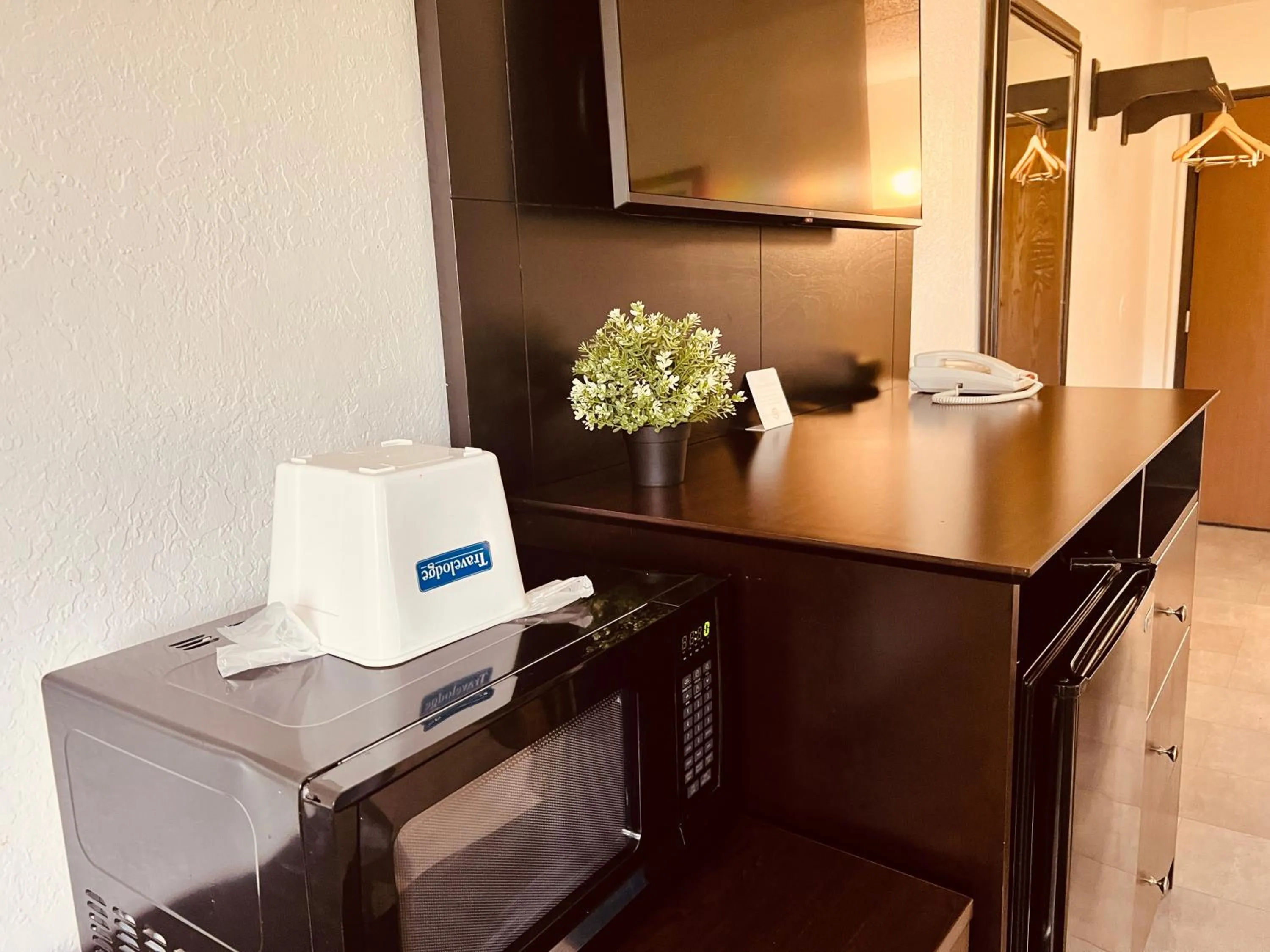 TV and multimedia in Travelodge by Wyndham Valleyfair Shakopee