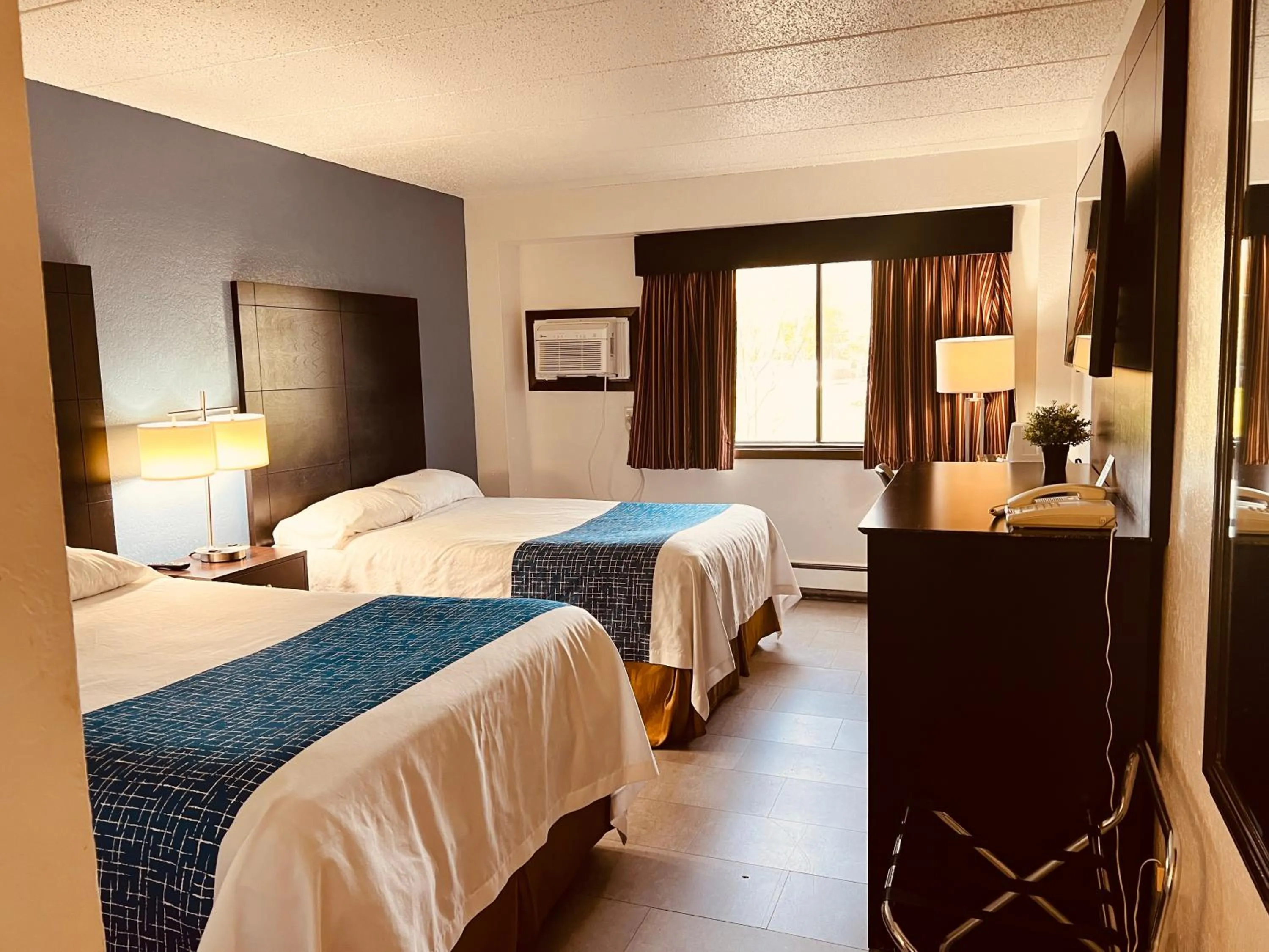 Bedroom, Bed in Travelodge by Wyndham Valleyfair Shakopee