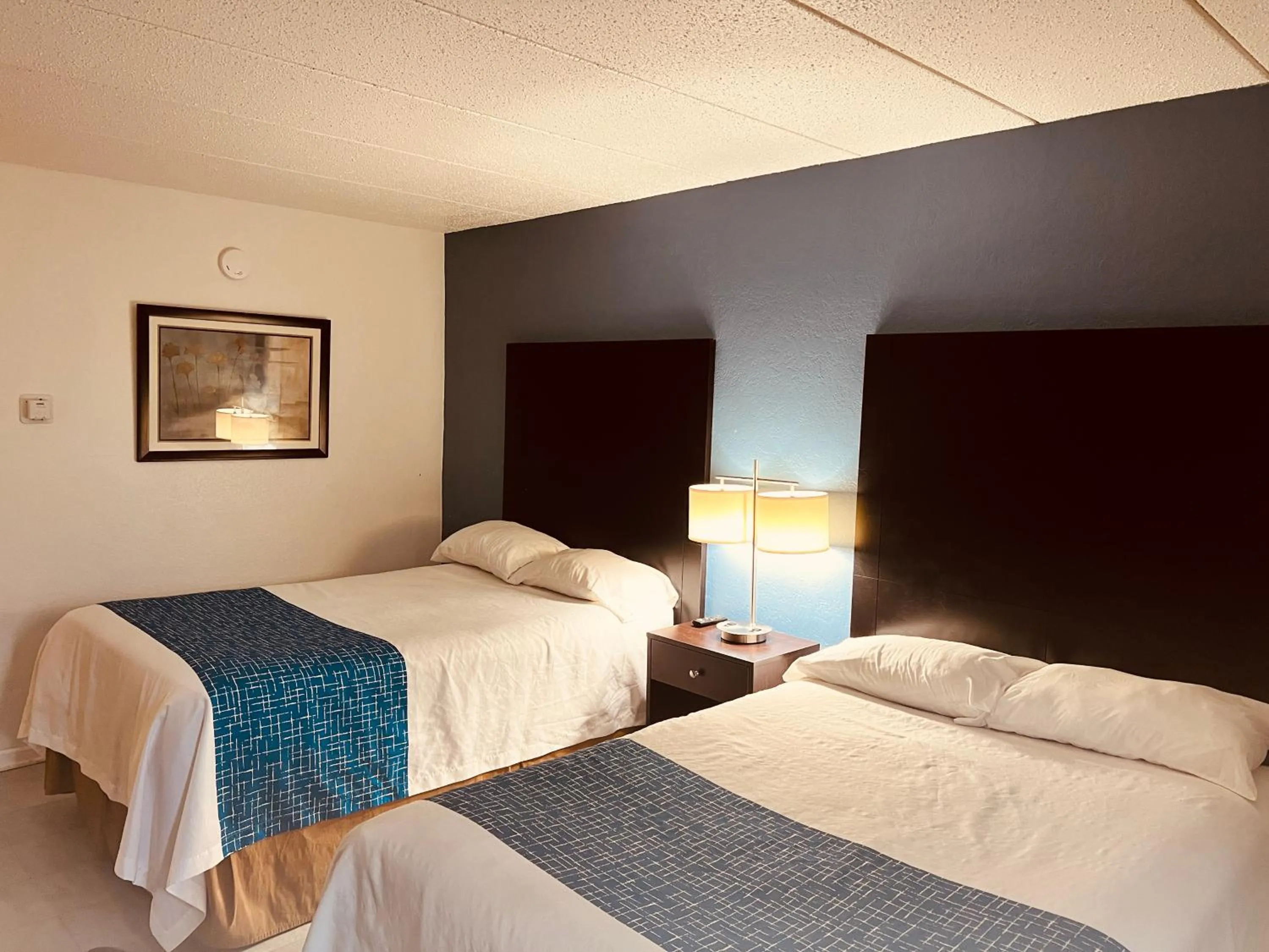 Bed in Travelodge by Wyndham Valleyfair Shakopee