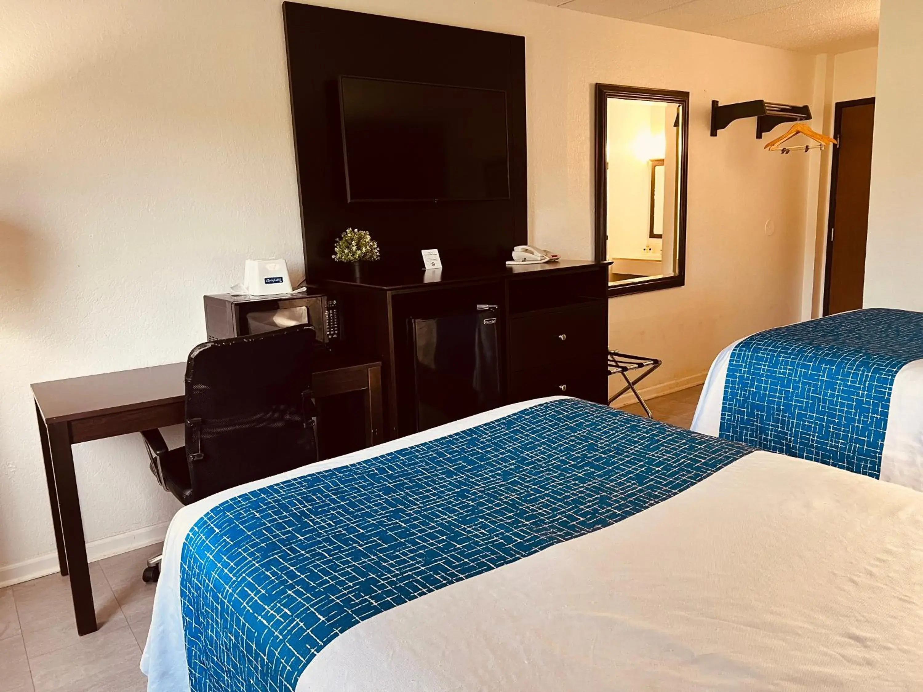 Studio Suite with Two Queen Beds - Non-Smoking in Travelodge by Wyndham Valleyfair Shakopee Studio Suite with Two Queen Beds - Non-Smoking in Travelodge by Wyndham Valleyfair Shakopee