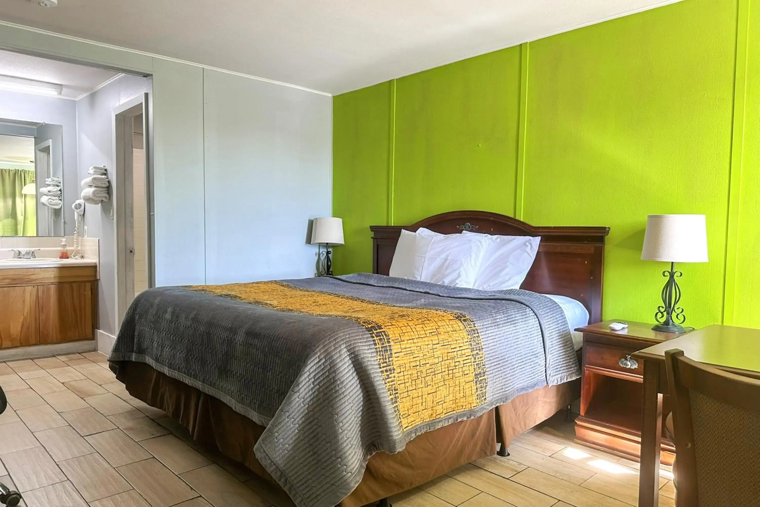 Bedroom, Bed in OYO Hickory House Inn Bedroom, Bed in OYO Hickory House Inn