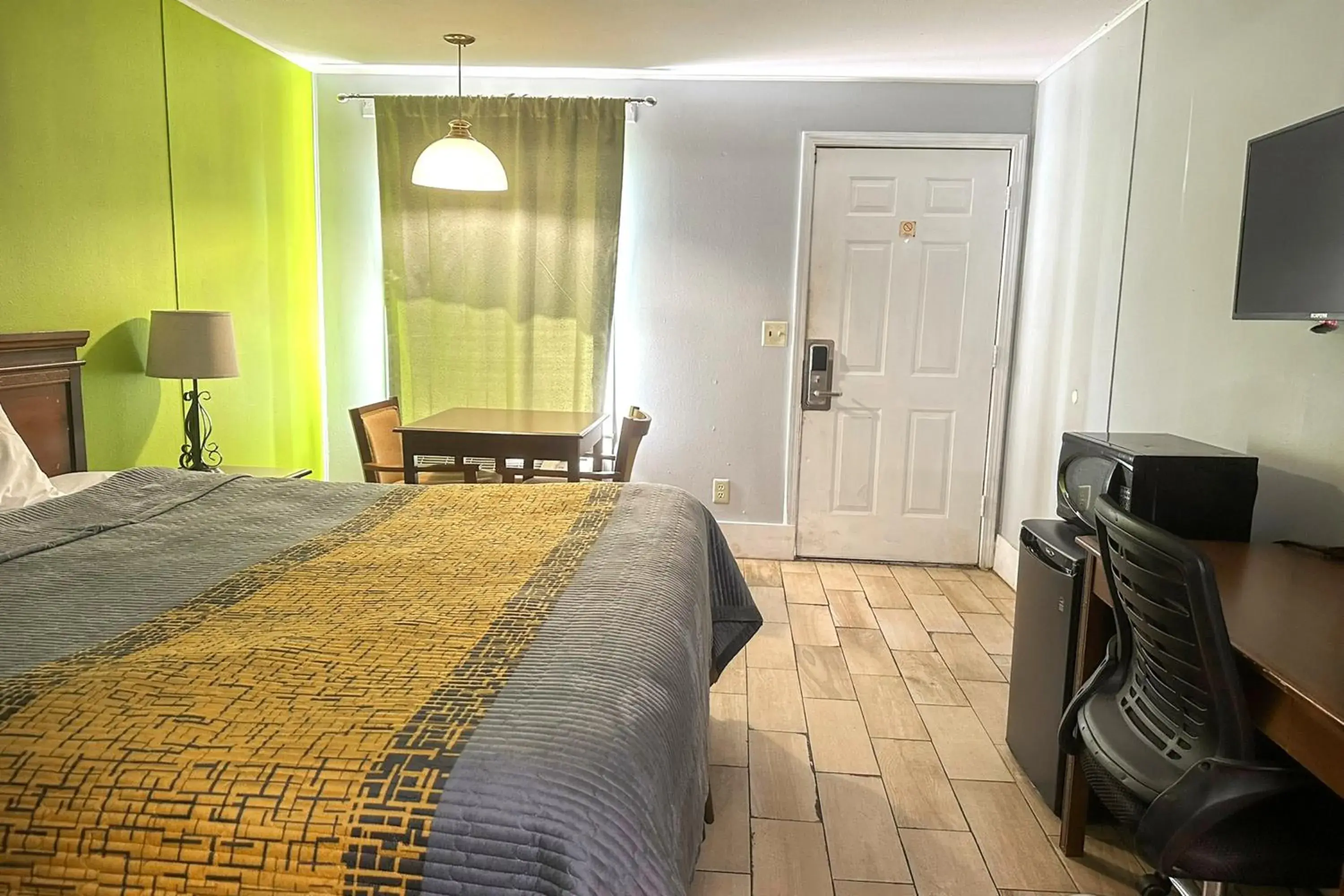 Bedroom, Bed in OYO Hickory House Inn Bedroom, Bed in OYO Hickory House Inn