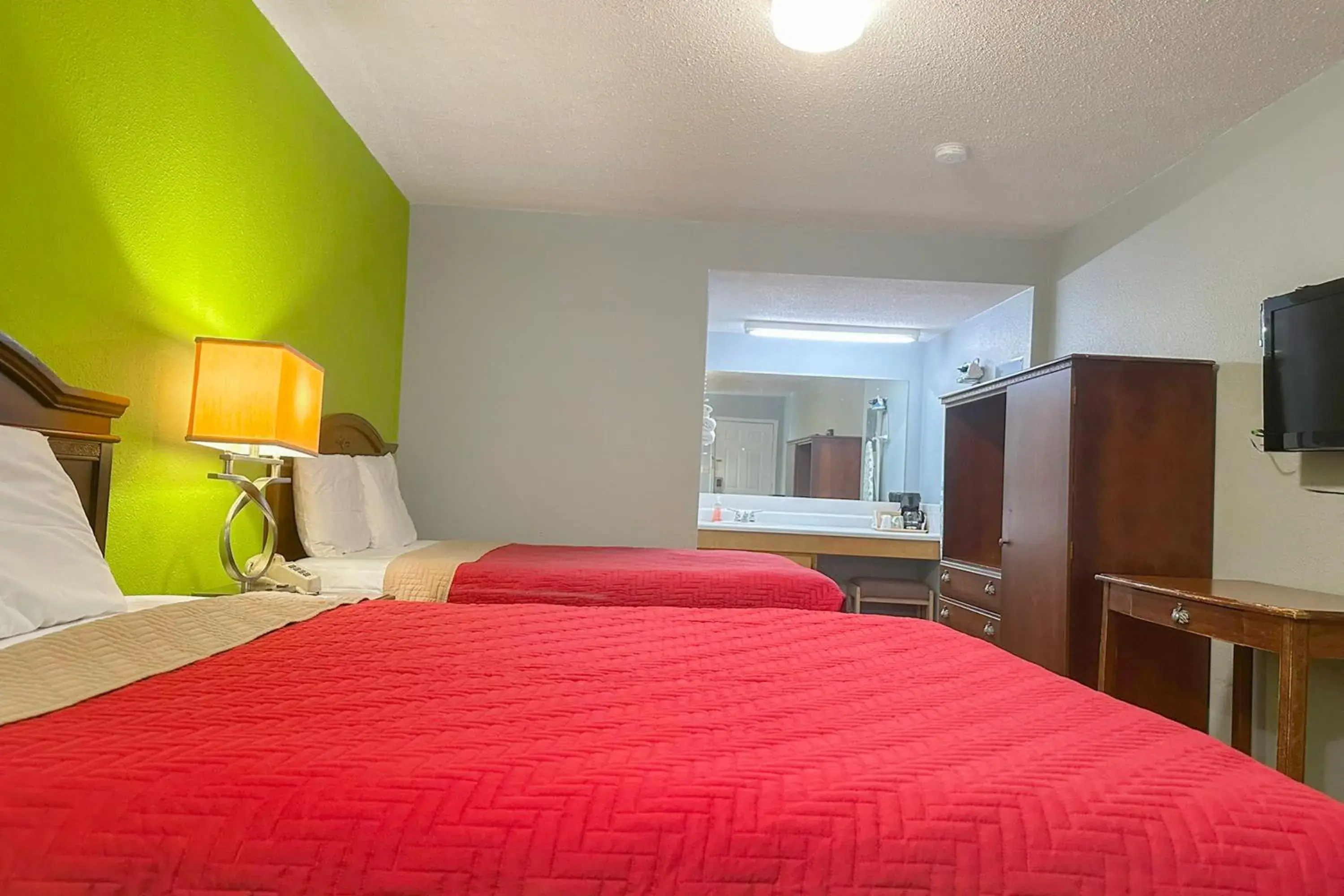 Bedroom, Bed in OYO Hickory House Inn Bedroom, Bed in OYO Hickory House Inn