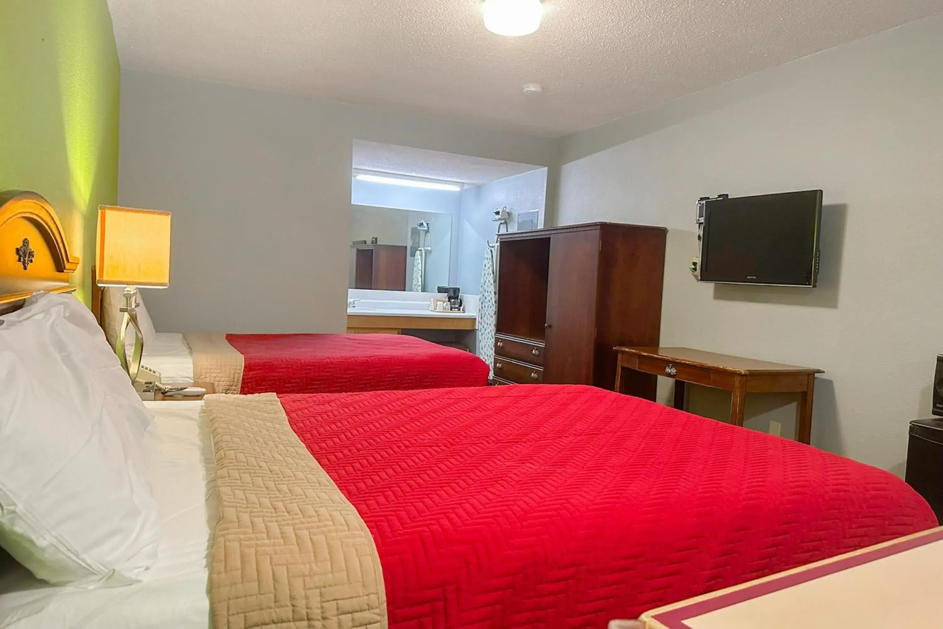 Bedroom, Bed in OYO Hickory House Inn Bedroom, Bed in OYO Hickory House Inn