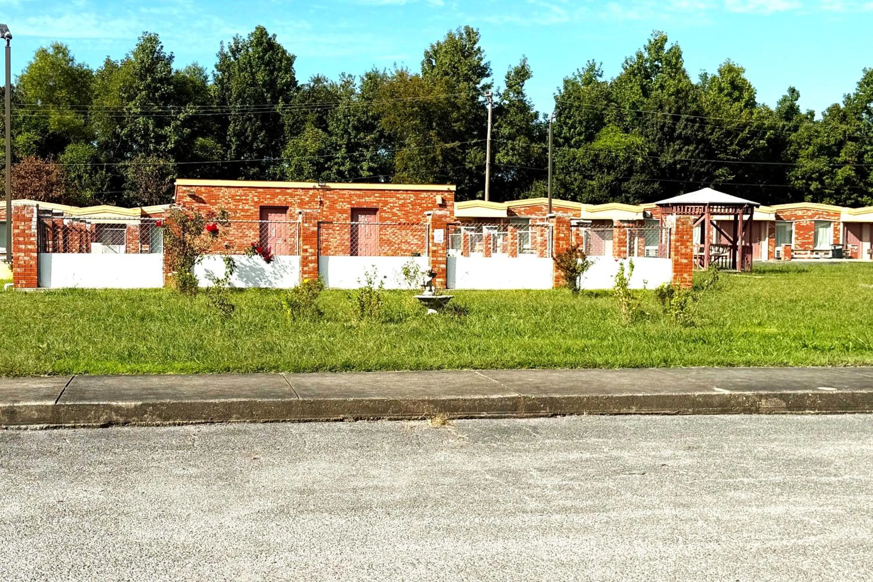 Facade/entrance in OYO Hickory House Inn