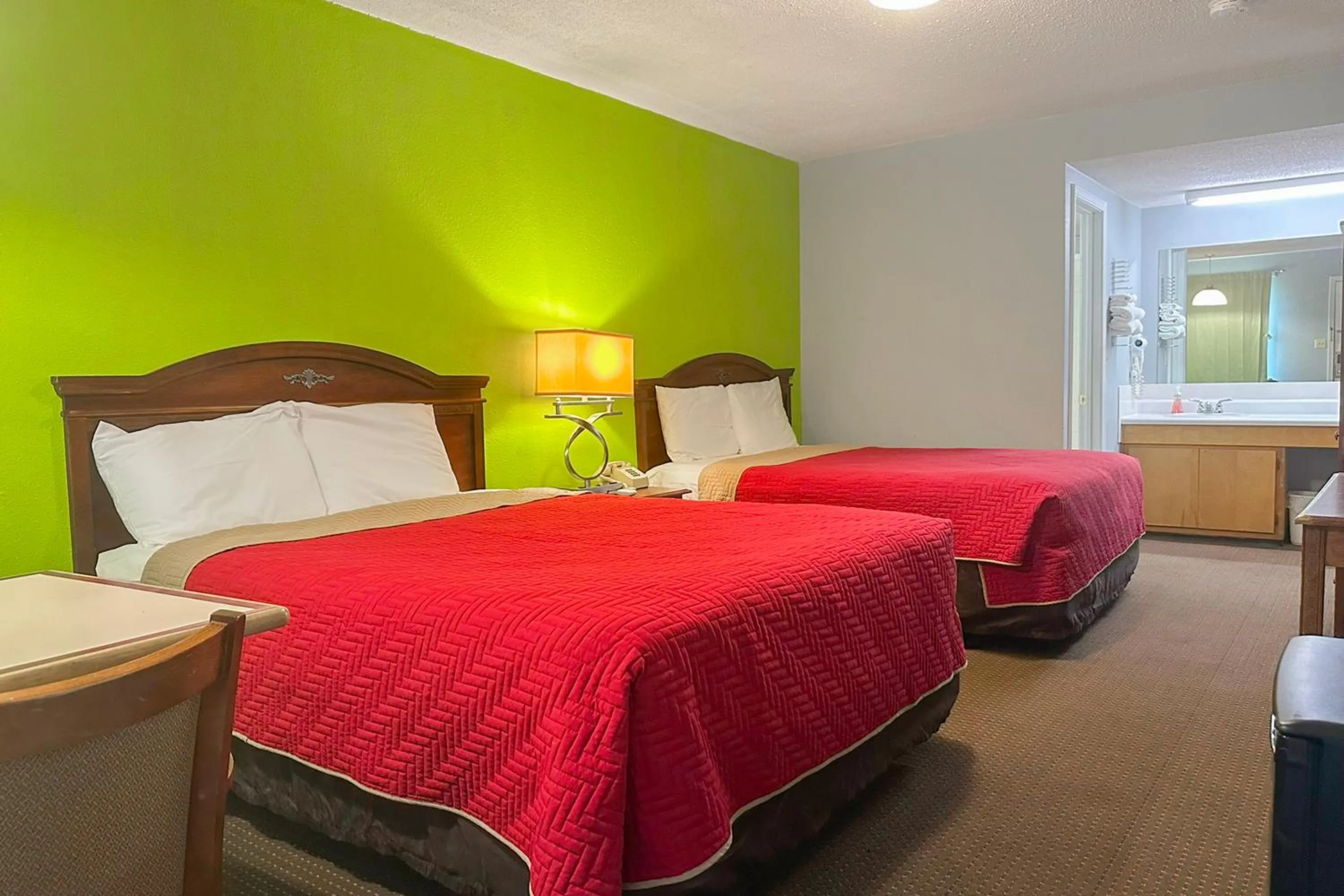 Bedroom, Bed in OYO Hickory House Inn