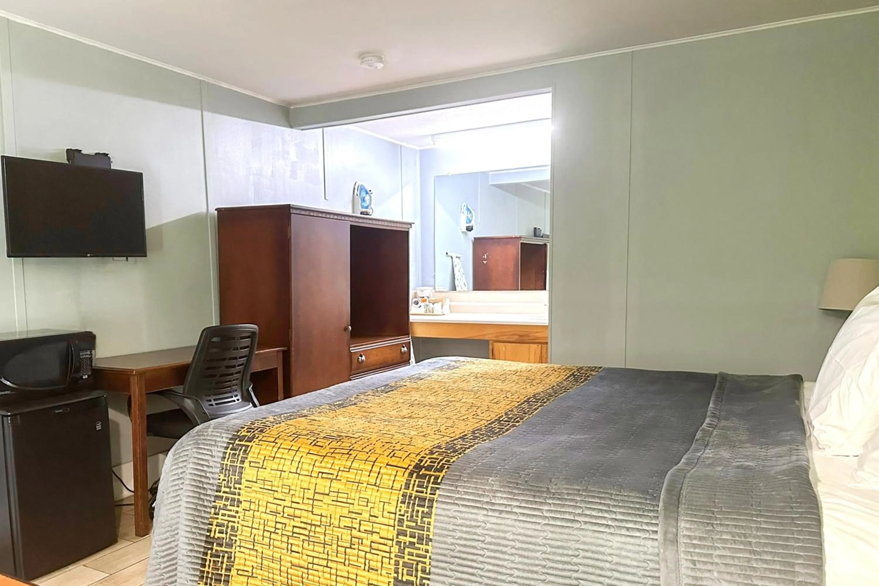 Bedroom, Bed in OYO Hickory House Inn