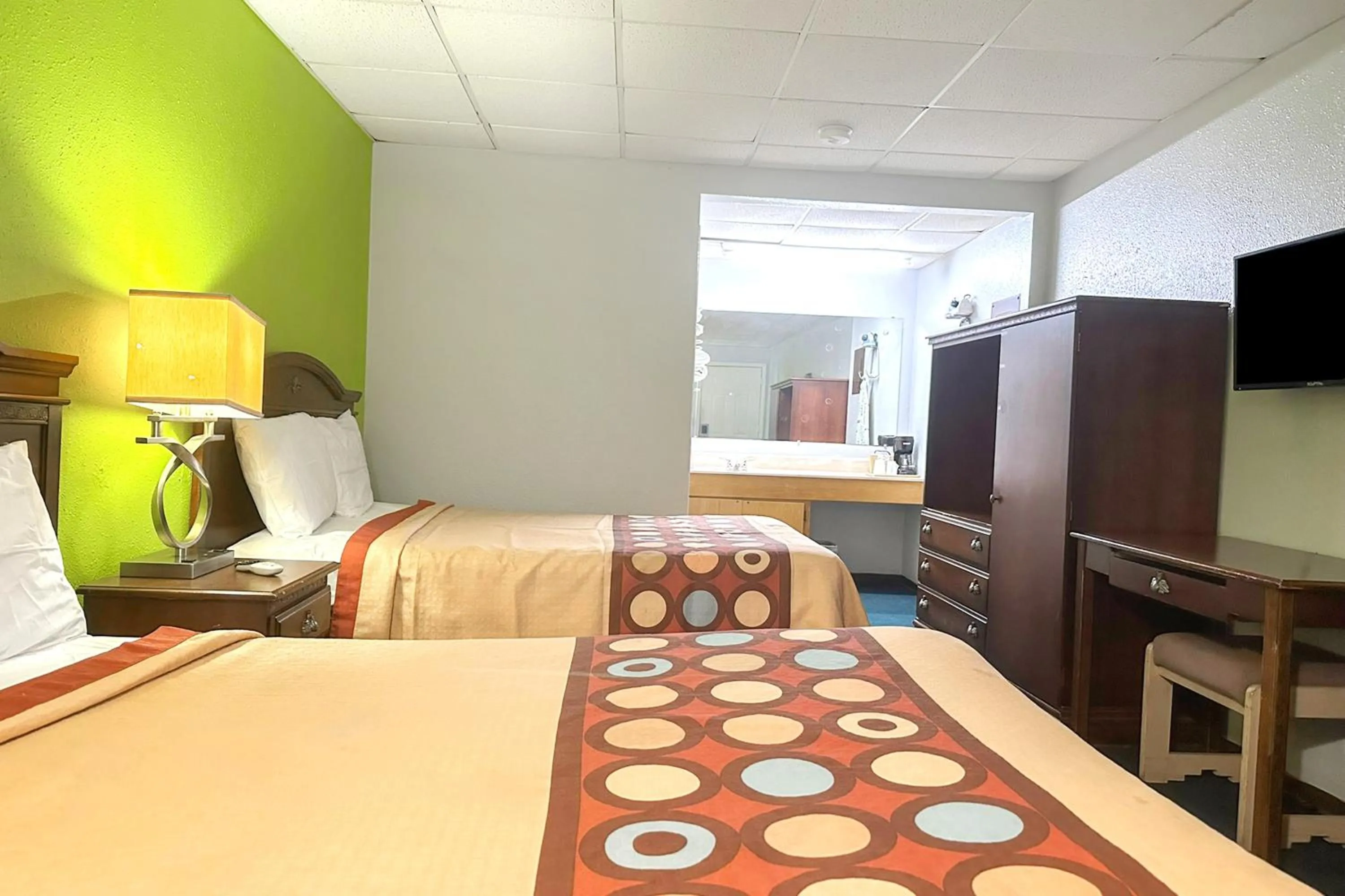 Bedroom, Bed in OYO Hickory House Inn