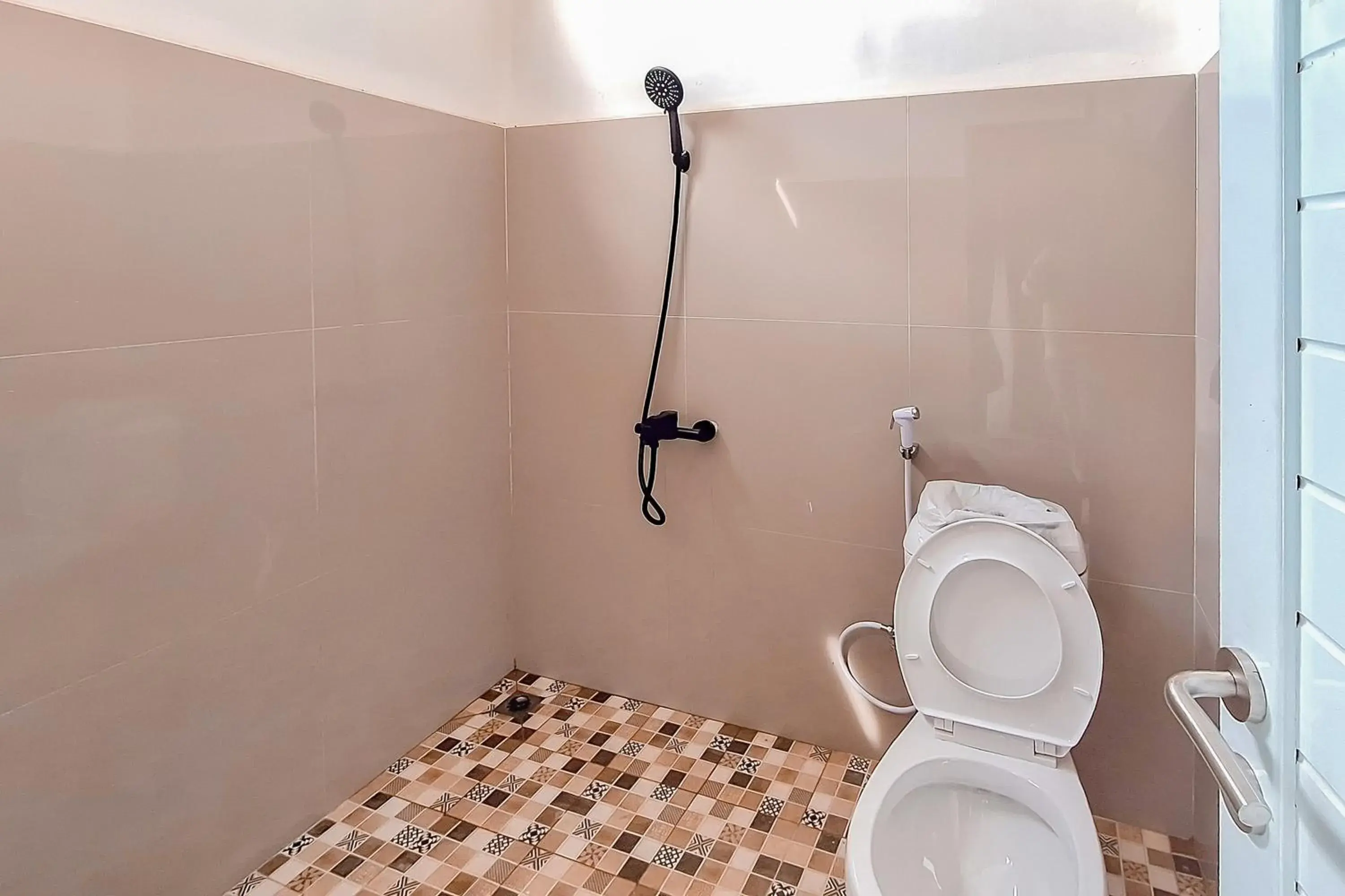 Bathroom in Urbanview Hotel Griya Menteng Palangkaraya by RedDoorz Bathroom in Urbanview Hotel Griya Menteng Palangkaraya by RedDoorz