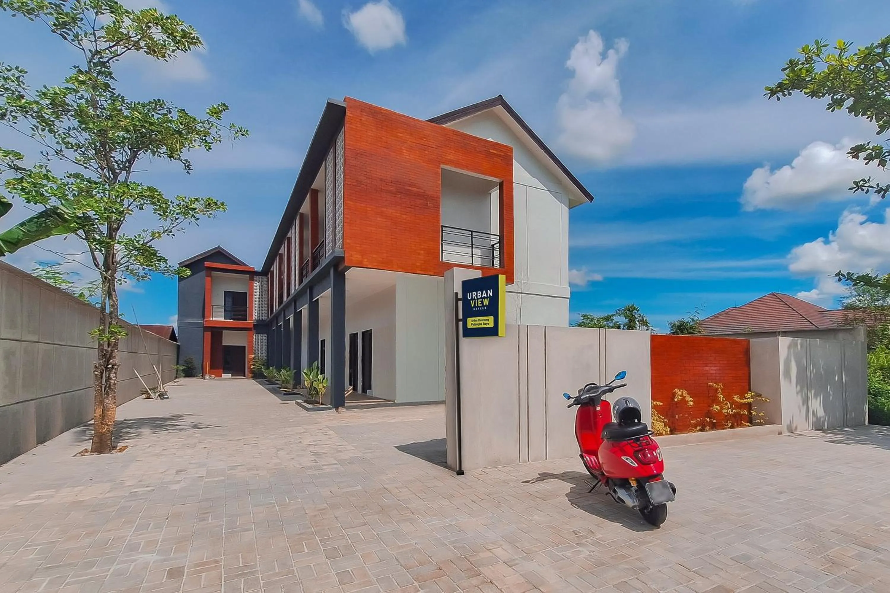 Facade/entrance in Urbanview Hotel Griya Menteng Palangkaraya by RedDoorz